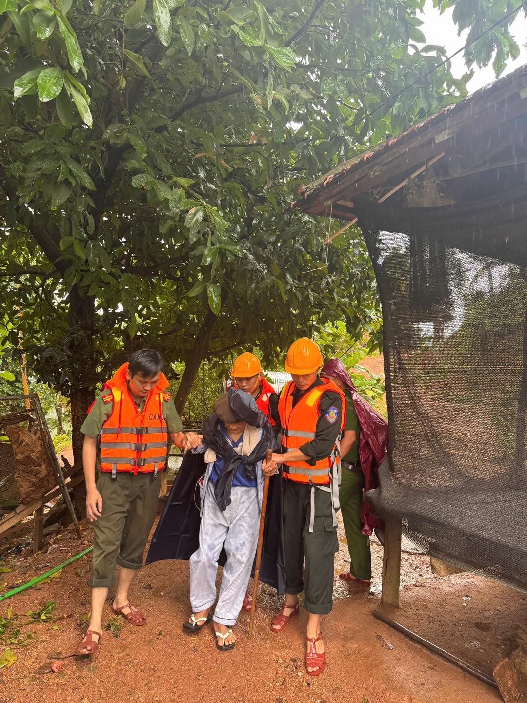 Cận cảnh Công an Gia Lai căng mình di dời dân trước bão số 13 Kalmaegi - Ảnh 18.