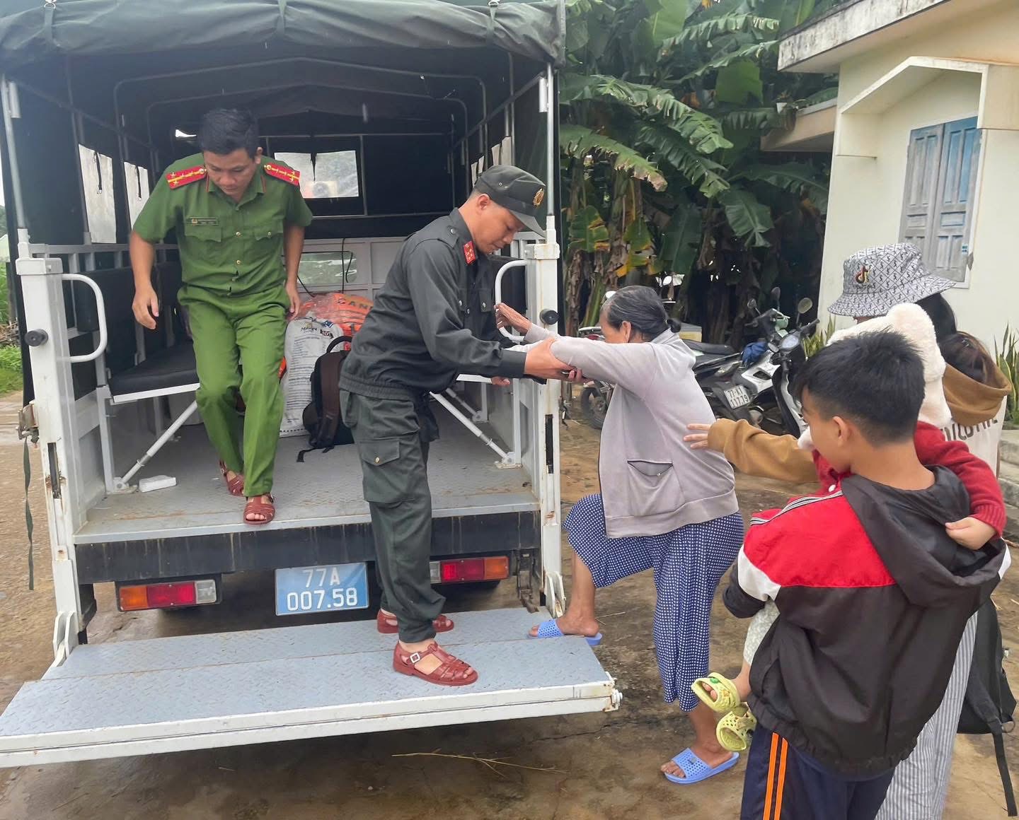 Cận cảnh Công an Gia Lai căng mình di dời dân trước bão số 13 Kalmaegi - Ảnh 21.