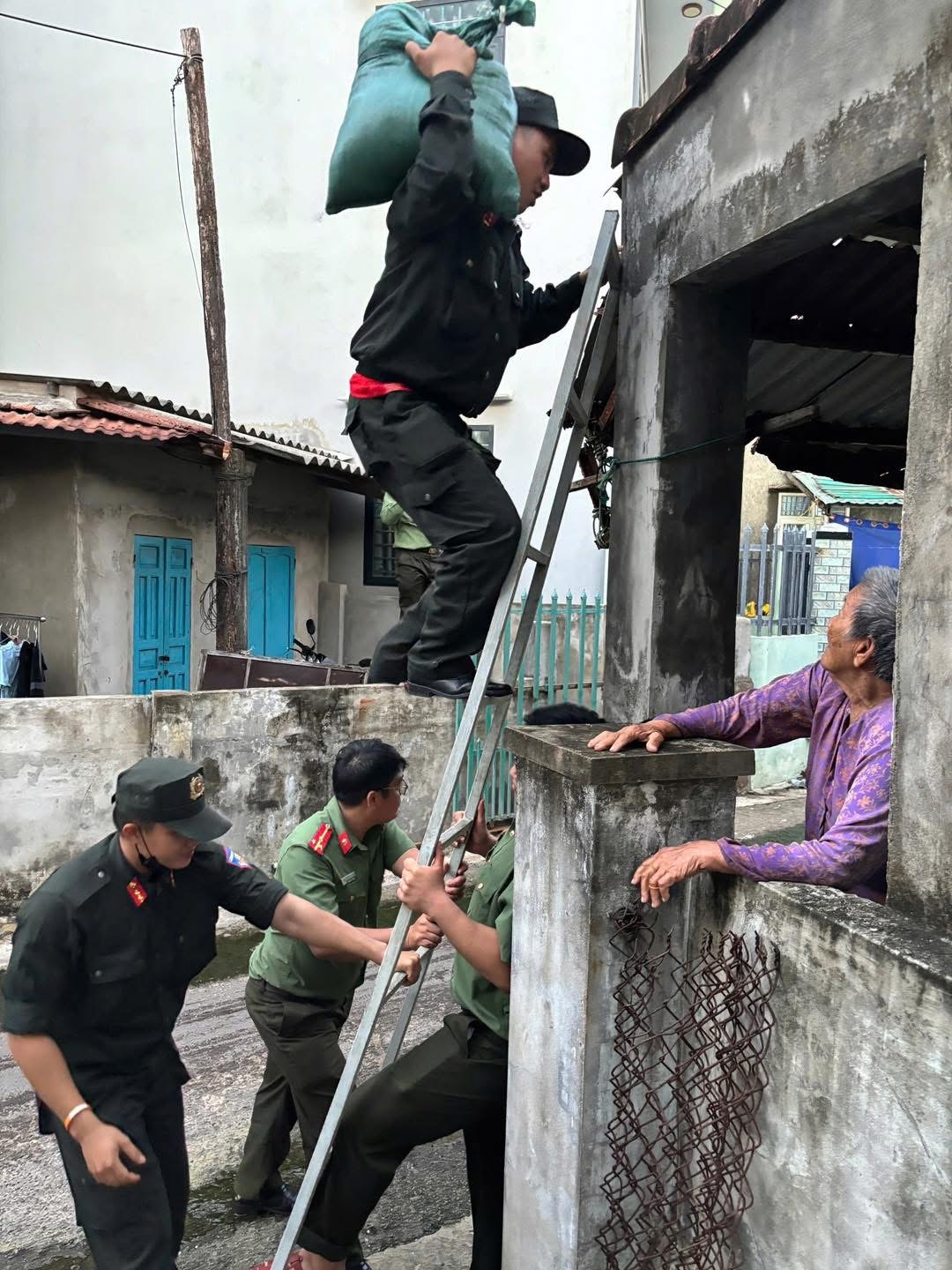 Cận cảnh Công an Gia Lai căng mình di dời dân trước bão số 13 Kalmaegi - Ảnh 26.