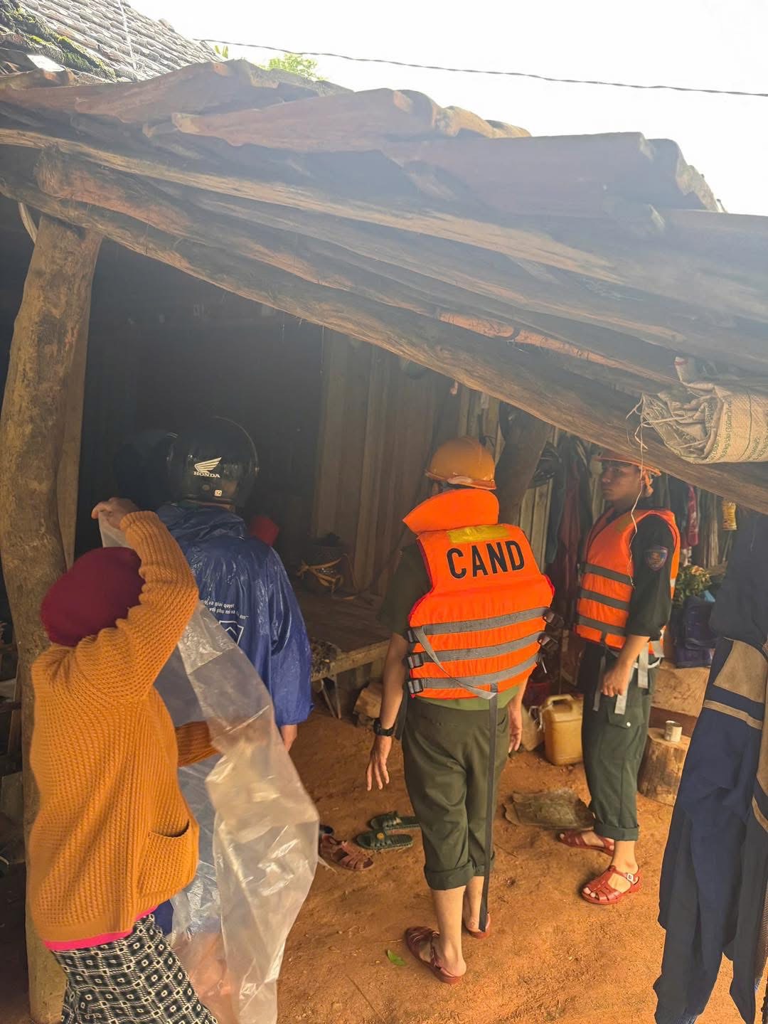 Cận cảnh Công an Gia Lai căng mình di dời dân trước bão số 13 Kalmaegi - Ảnh 30.