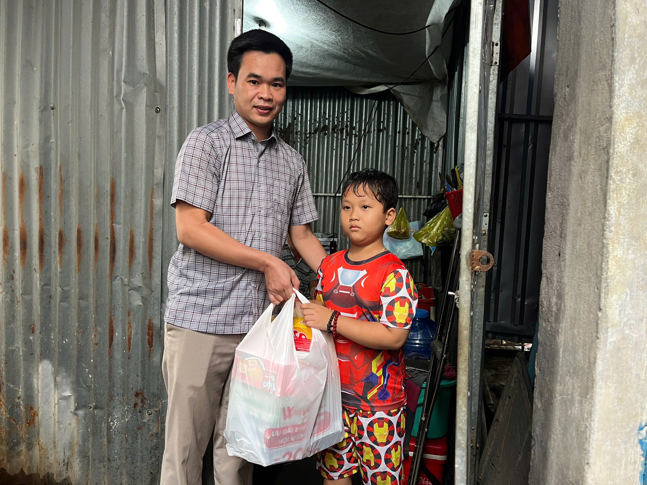 Hơn 117 triệu đồng giúp bé trai ở Đồng Tháp nuôi cha bệnh hiểm nghèo, mẹ bỏ đi - Ảnh 3.