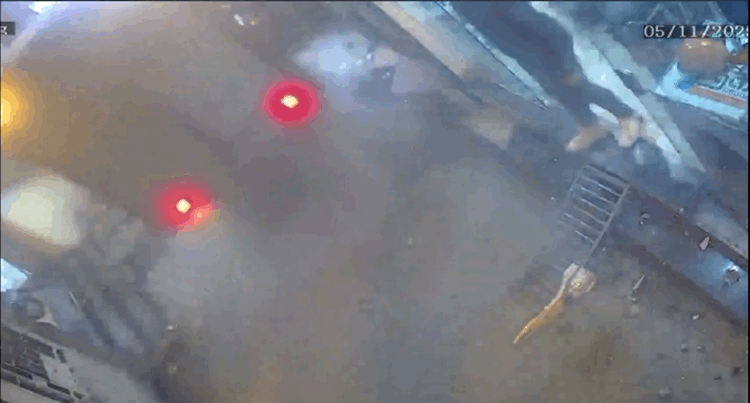 Tai nạn xe tải tại Hà Nội: Xe tông hàng loạt xe máy và ô tô trong ngõ - Ảnh 1. Tai nạn xe tải tại Hà Nội: Xe tông hàng loạt xe máy và ô tô trong ngõ - Ảnh 1.