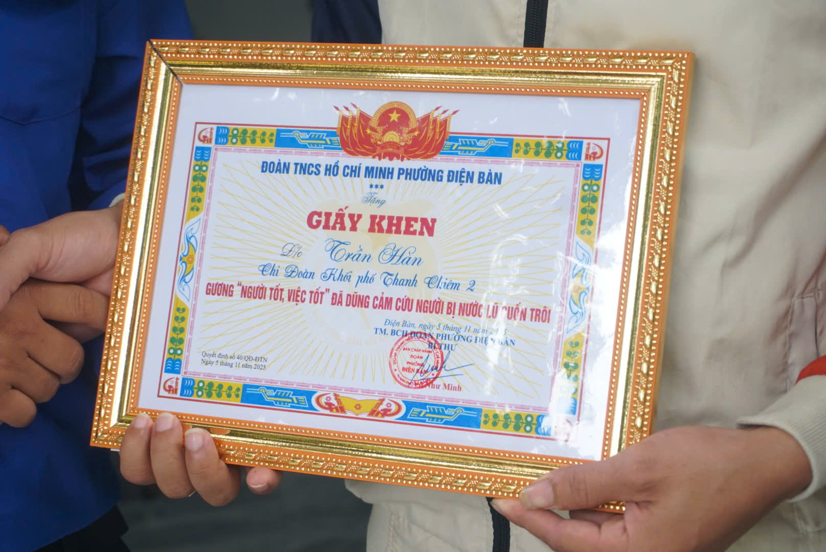 Người hùng áo đen dũng cảm cứu người giữa dòng nước lũ tại Đà Nẵng - Ảnh 2. Người hùng áo đen dũng cảm cứu người giữa dòng nước lũ tại Đà Nẵng - Ảnh 2.