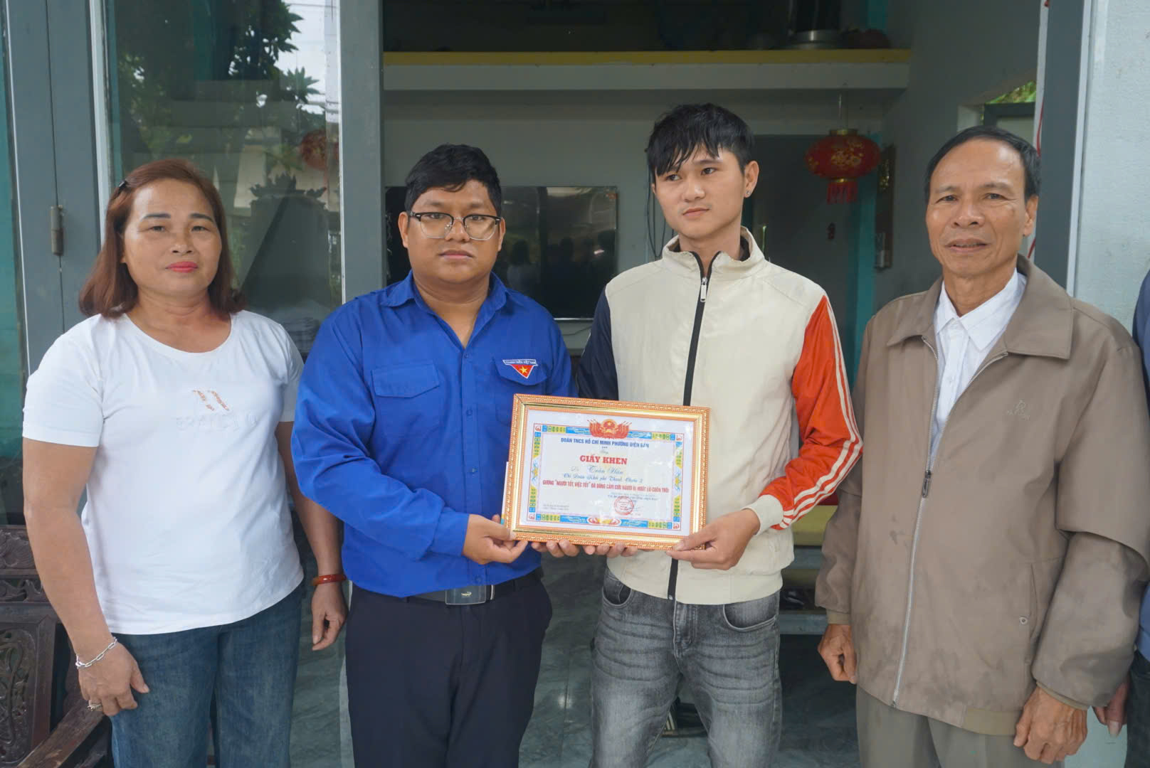 Người hùng áo đen dũng cảm cứu người giữa dòng nước lũ tại Đà Nẵng - Ảnh 1. Người hùng áo đen dũng cảm cứu người giữa dòng nước lũ tại Đà Nẵng - Ảnh 1.