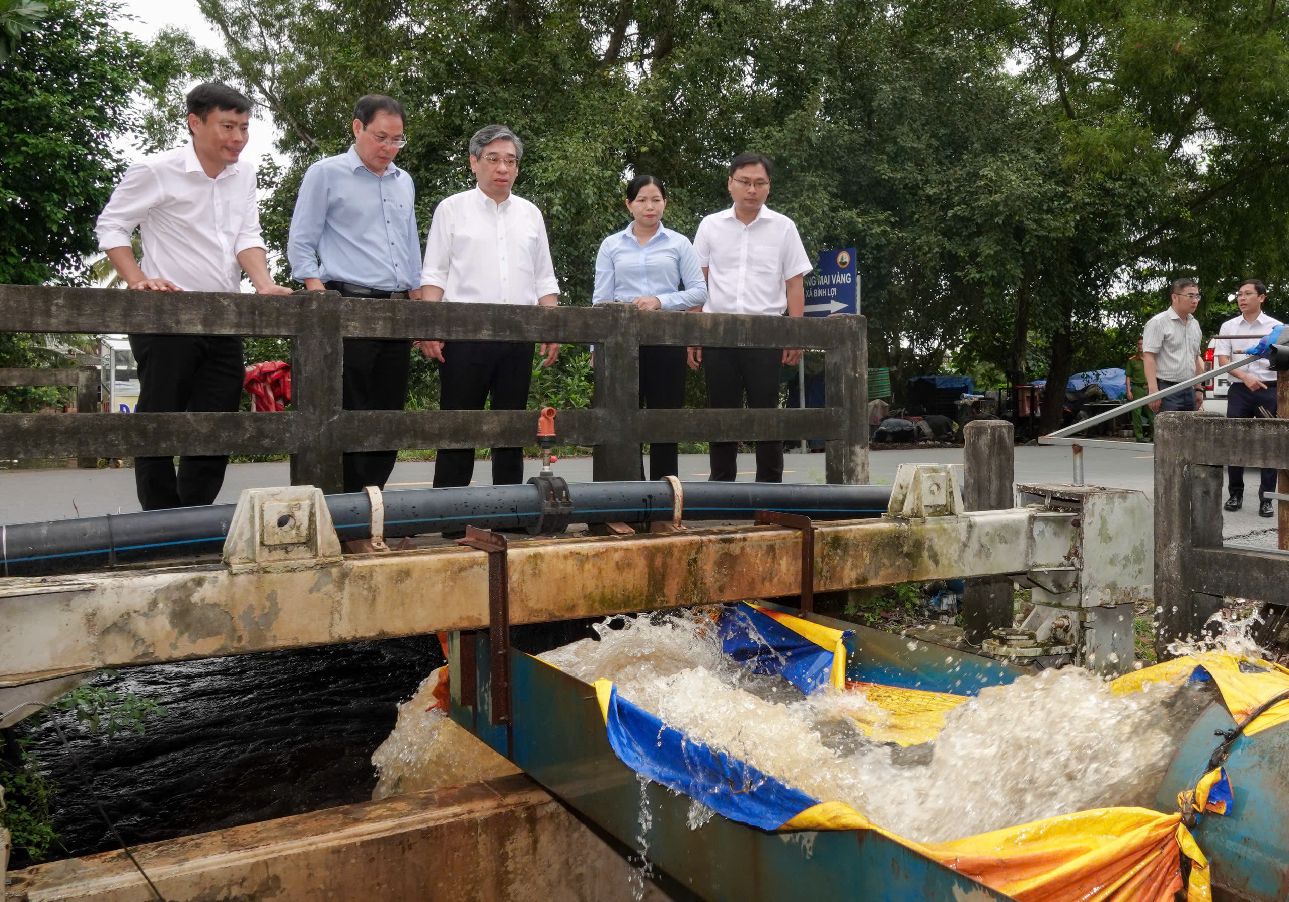 Lãnh đạo TP HCM thăm làng mai Bình Lợi ngập do triều cường - Ảnh 1.