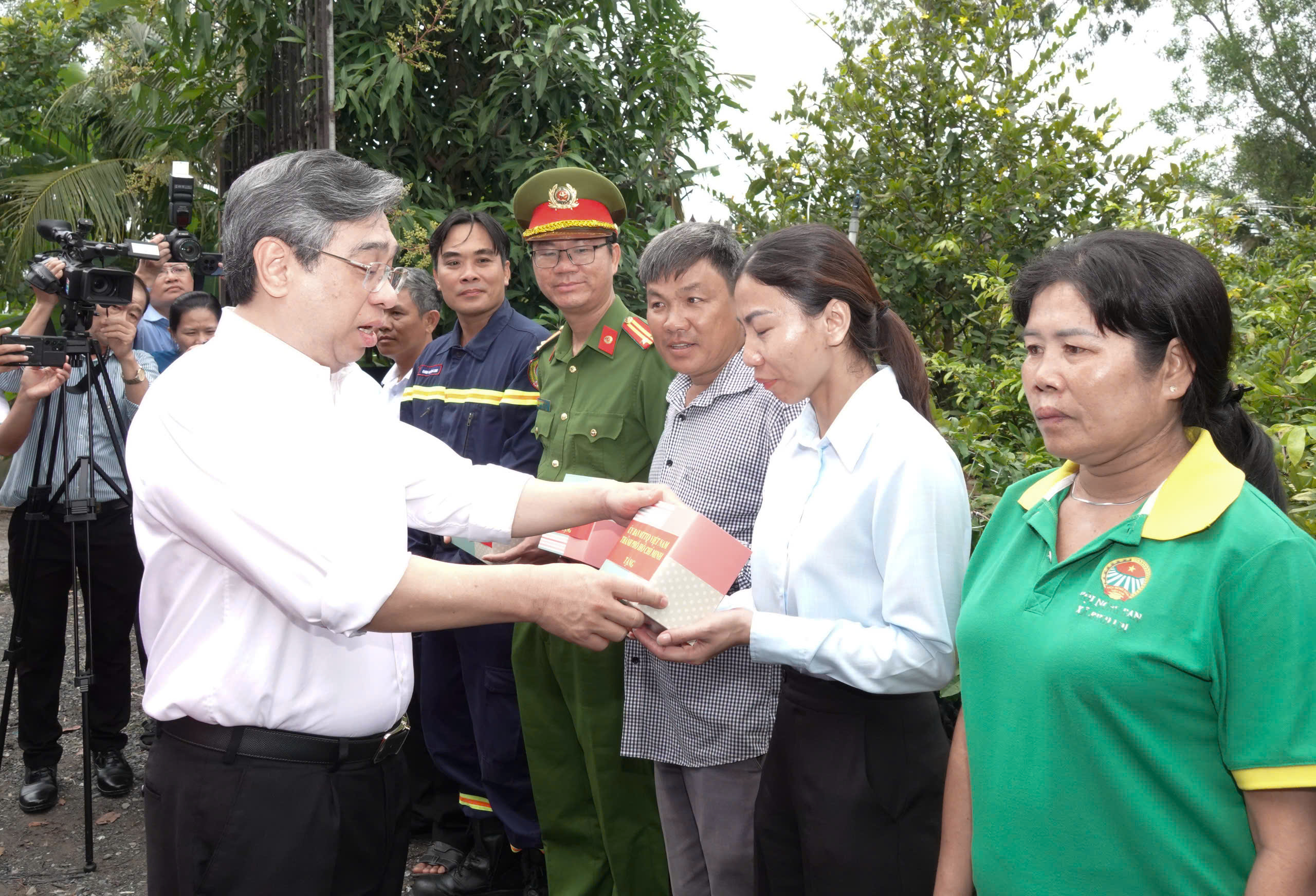 Lãnh đạo TP HCM thăm làng mai Bình Lợi ngập do triều cường - Ảnh 2.