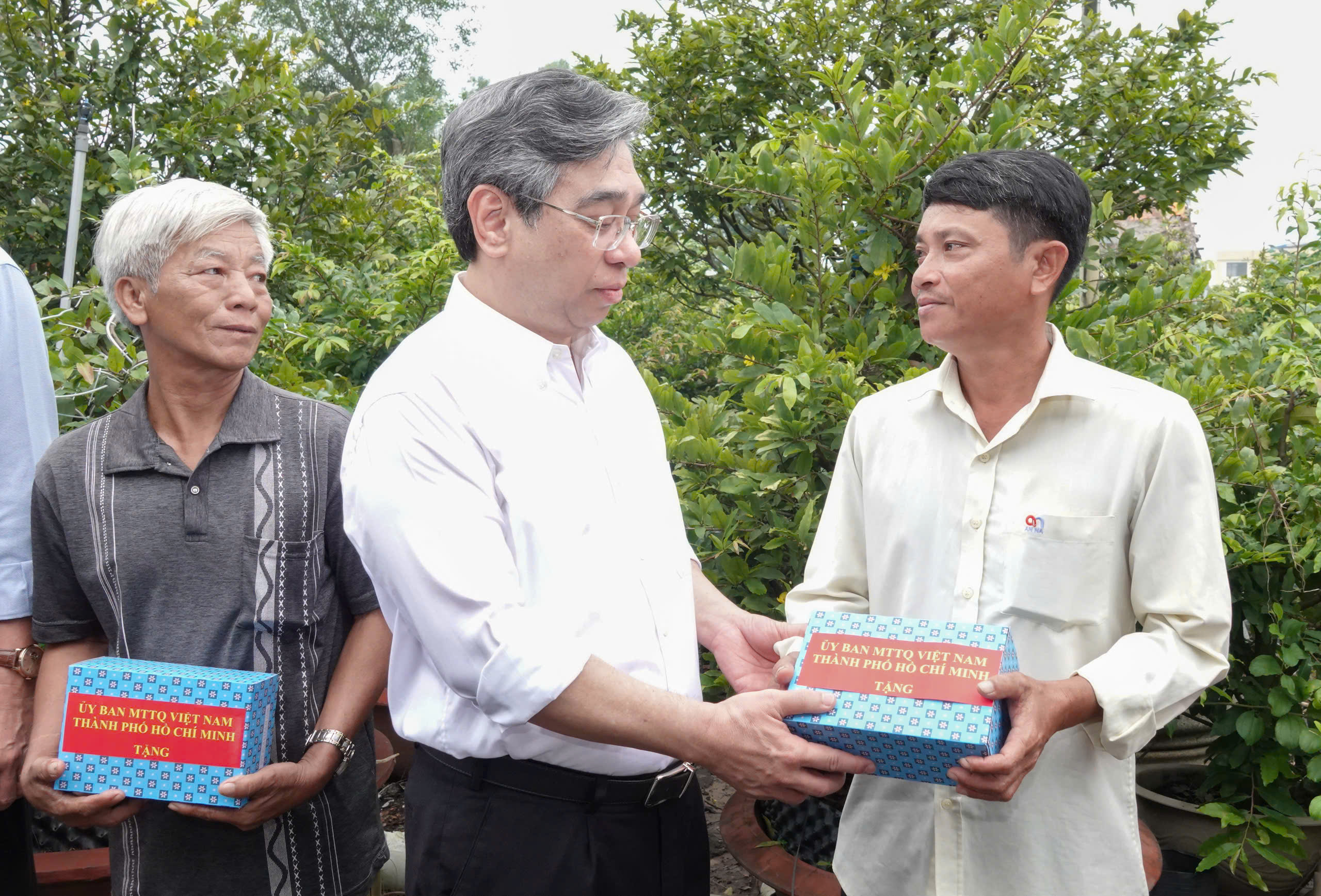 Lãnh đạo TP HCM thăm làng mai Bình Lợi ngập do triều cường - Ảnh 3.