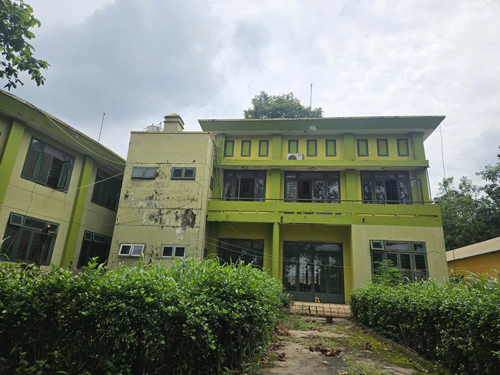 Yrkesskolan i ruiner, oändliga löneskulder - Foto 1. Trường nghề hoang tàn, nợ lương triền miên - Ảnh 1.