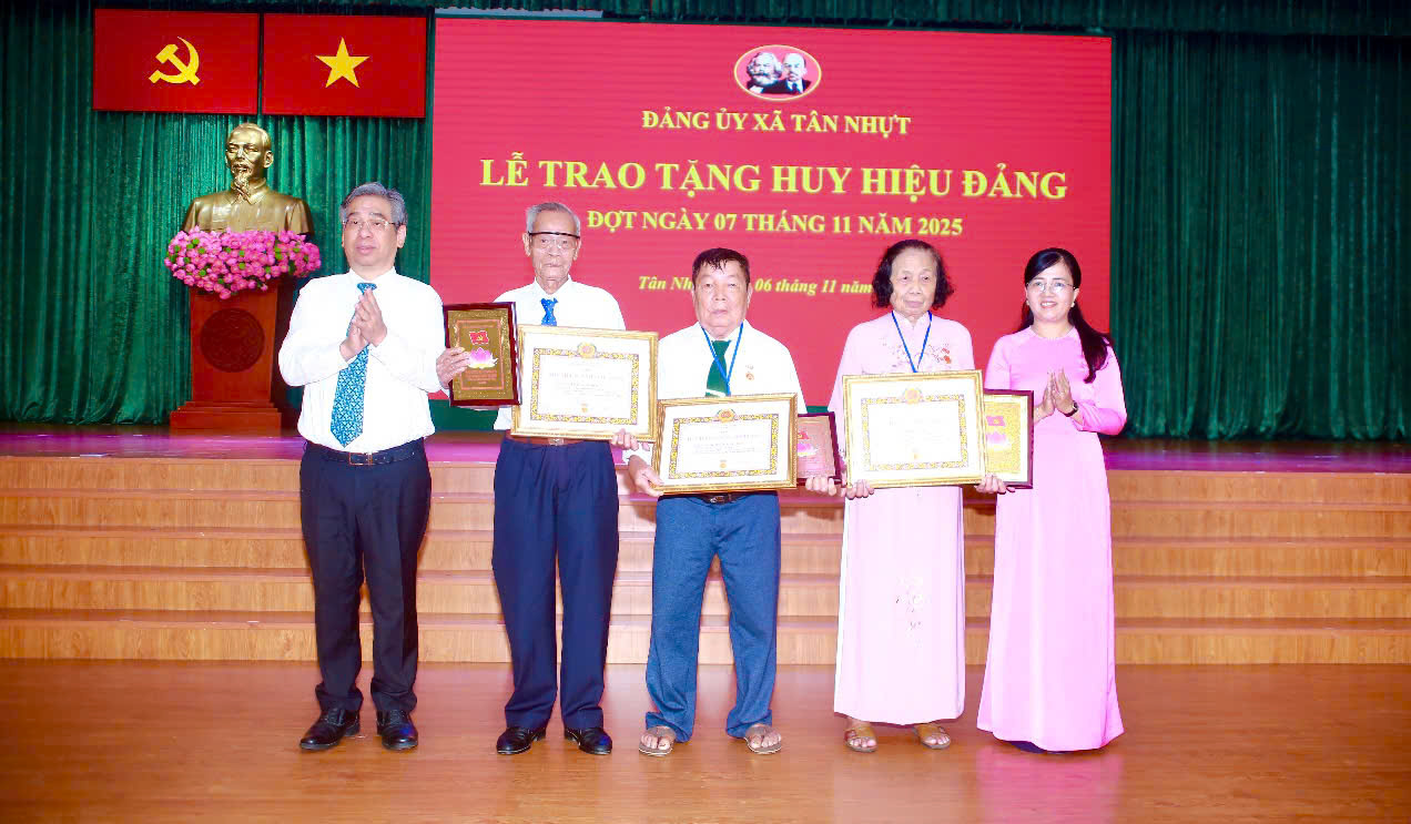 Ghi nhận cống hiến 12 đảng viên tiêu biểu xã Tân Nhựt - Ảnh 4.