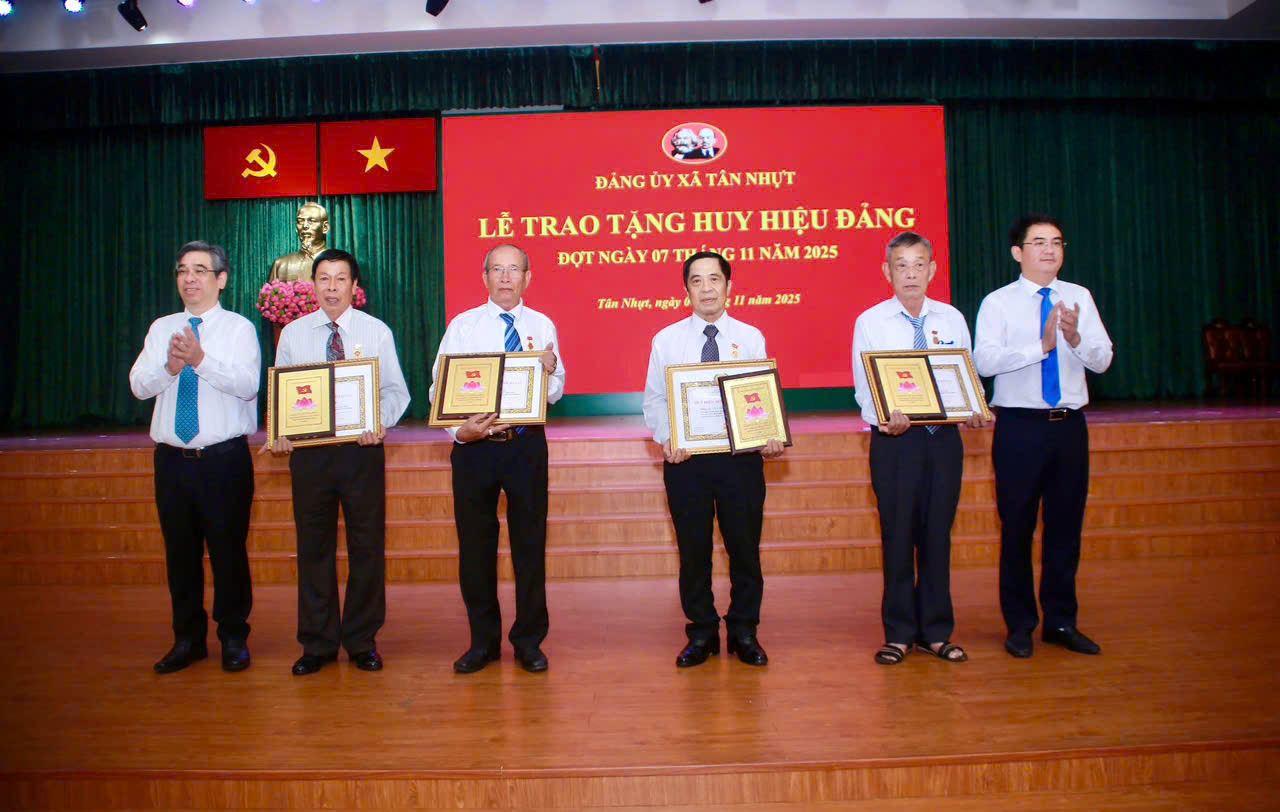 Ghi nhận cống hiến 12 đảng viên tiêu biểu xã Tân Nhựt - Ảnh 3.