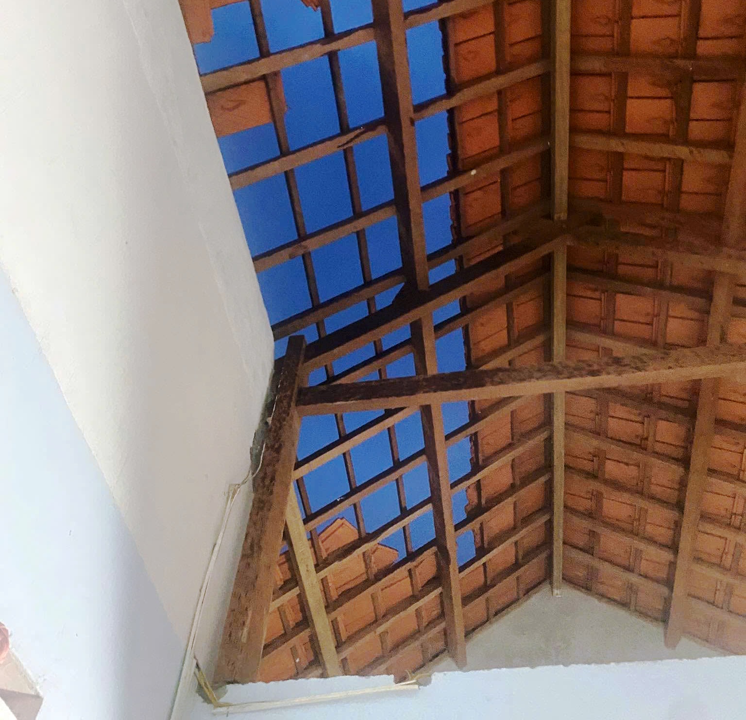 Lốc xoáy xuất hiện giữa mưa bão ở Quảng Ngãi khiến nhiều nhà bị hư hỏng - Ảnh 1.