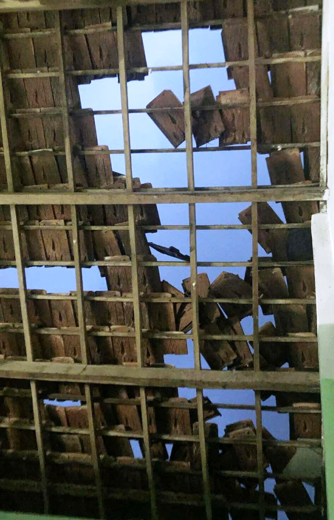 Lốc xoáy xuất hiện giữa mưa bão ở Quảng Ngãi khiến nhiều nhà bị hư hỏng - Ảnh 2.