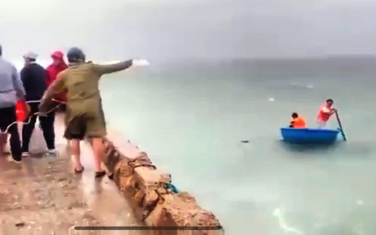 Trực thăng tham gia tìm kiếm 3 người mất tích ở Lý Sơn - Ảnh 3.