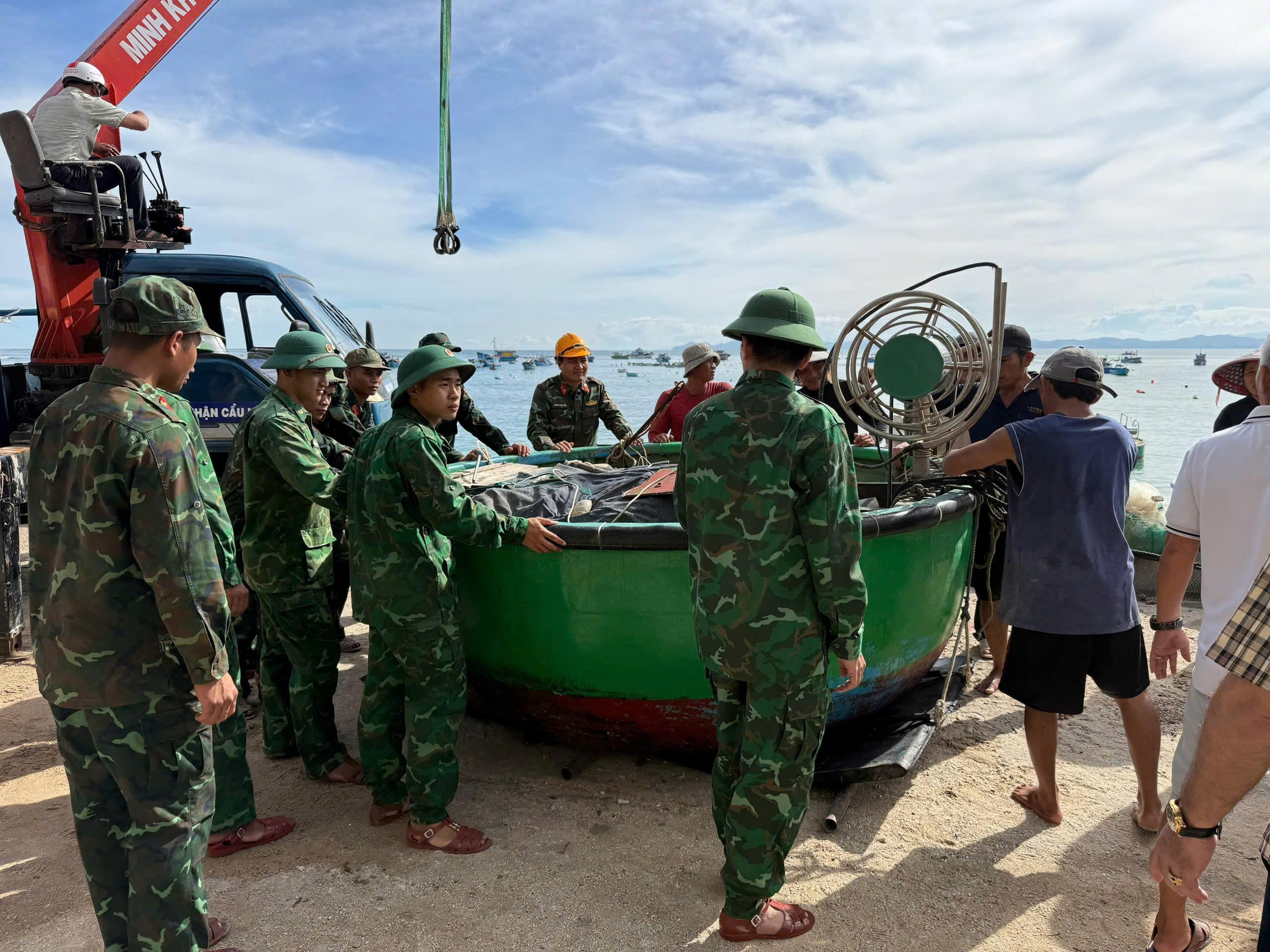 - Ảnh 4. - Ảnh 4.