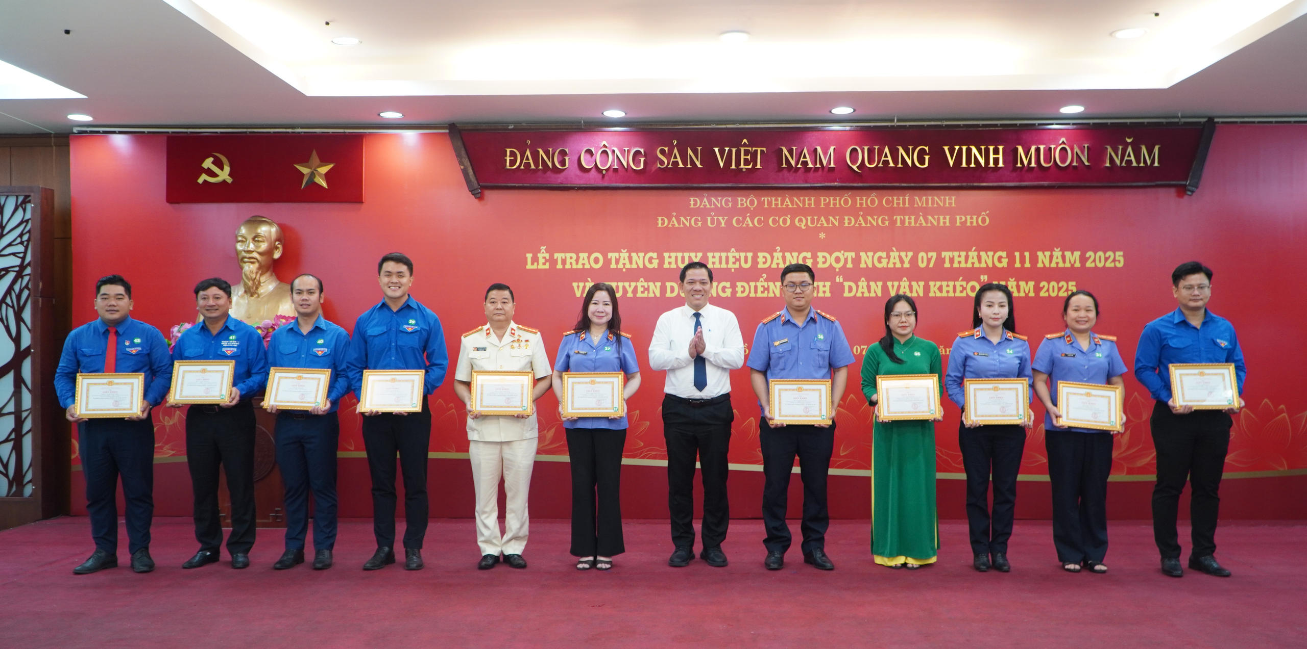 Lễ tuyên dương "Dân vận khéo" tại TP HCM: không tặng hoa, dành kinh phí ủng hộ đồng bào miền Trung - Ảnh 5.