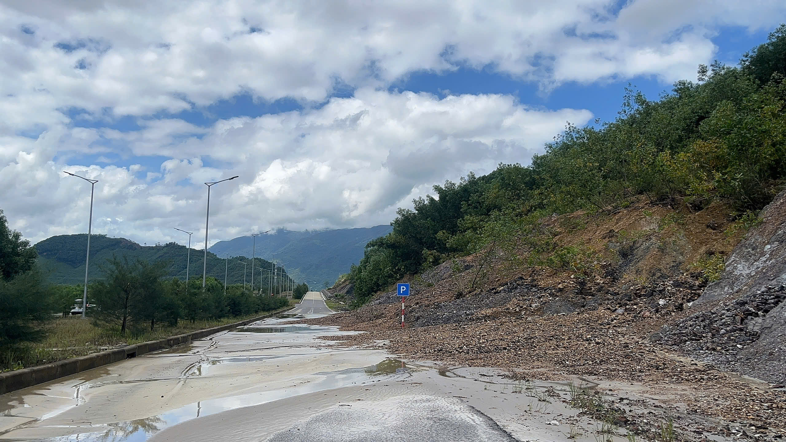 Đường vành đai 1.500 tỉ tại Đà Nẵng tiếp tục sạt lở - Ảnh 1. Đường vành đai 1.500 tỉ tại Đà Nẵng tiếp tục sạt lở - Ảnh 1.