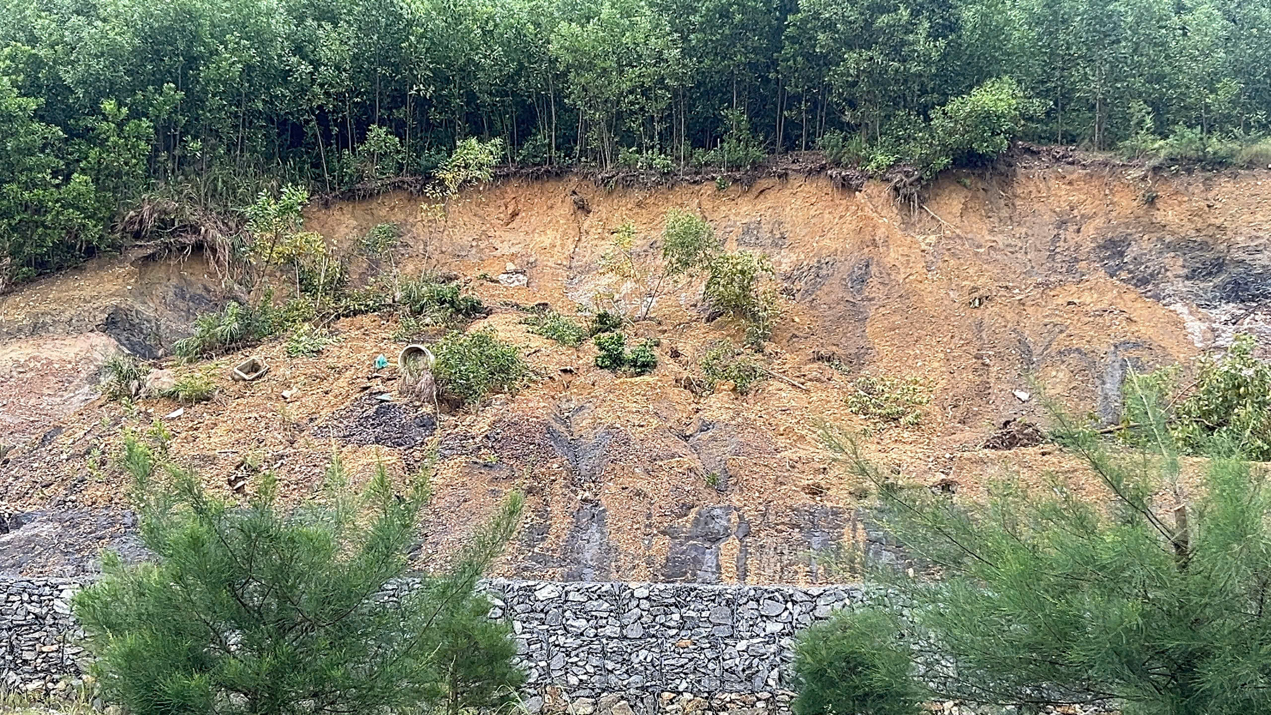 Đường vành đai 1.500 tỉ tại Đà Nẵng tiếp tục sạt lở - Ảnh 2. Đường vành đai 1.500 tỉ tại Đà Nẵng tiếp tục sạt lở - Ảnh 2.