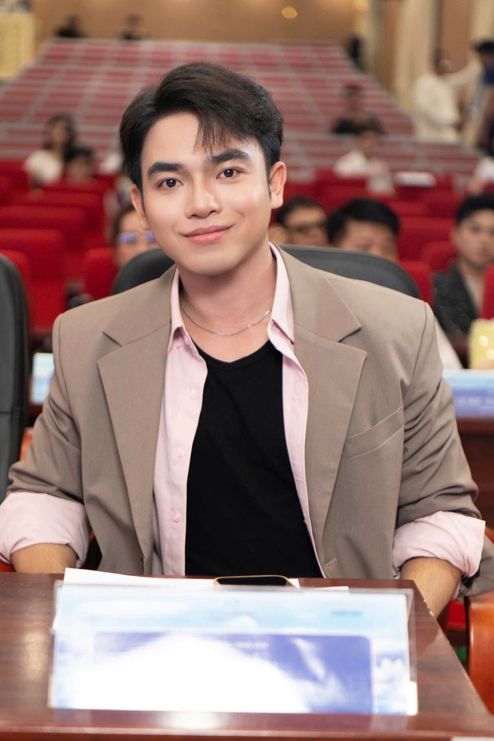 Nhà văn Hải Triều đáp trả khéo léo trước nghi ngờ năng lực - Ảnh 1.