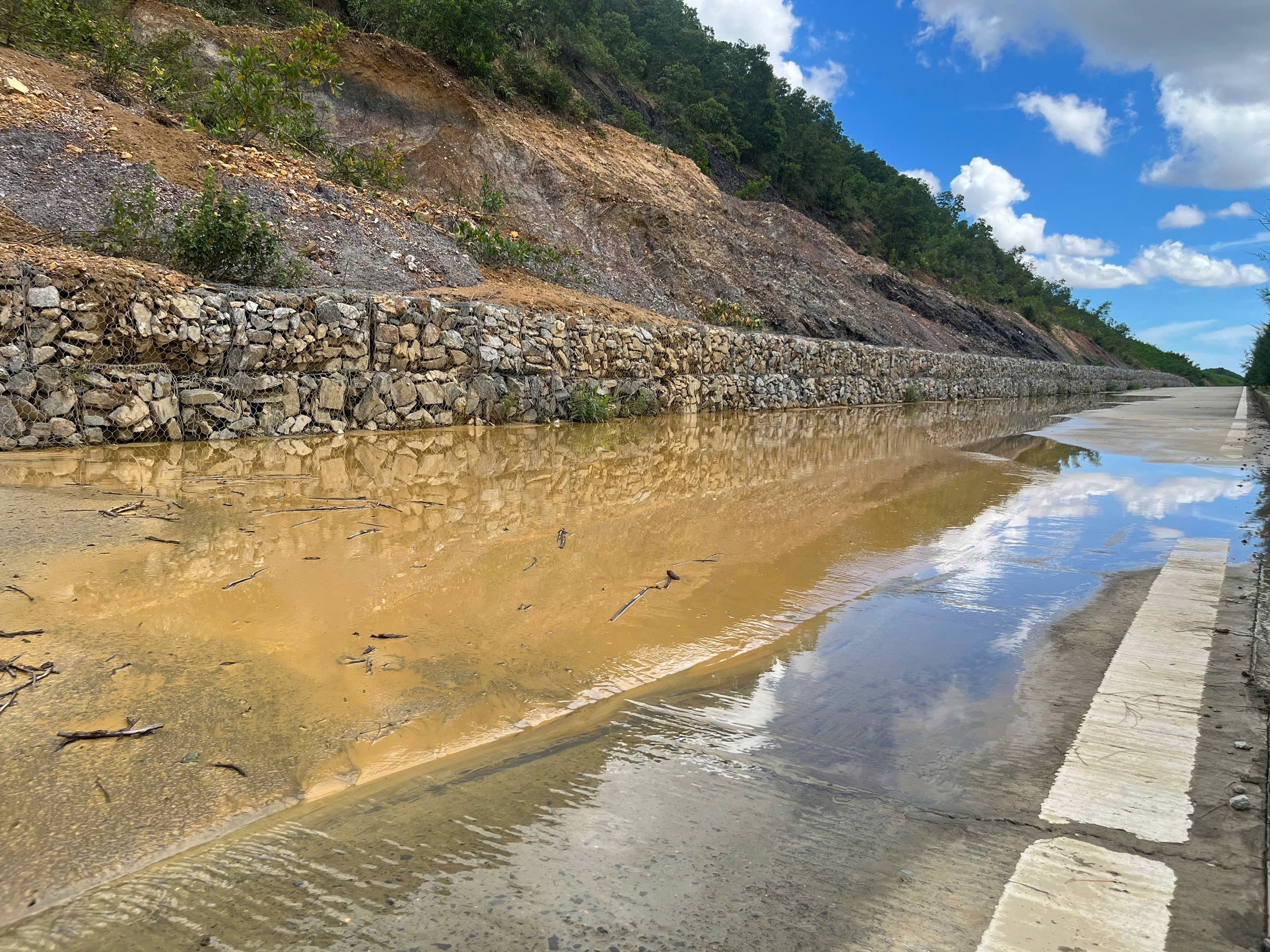 Đường vành đai 1.500 tỉ tại Đà Nẵng tiếp tục sạt lở - Ảnh 3. Đường vành đai 1.500 tỉ tại Đà Nẵng tiếp tục sạt lở - Ảnh 3.