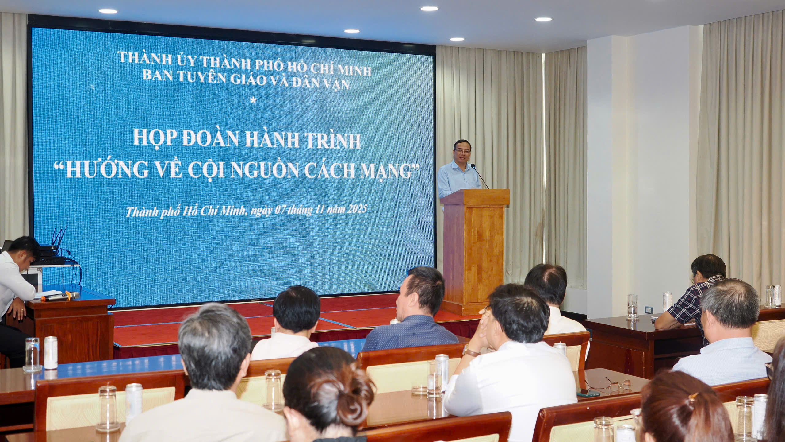 Hơn 100 người làm báo TP HCM tham gia hành trình "Hướng về cội nguồn Cách mạng" - Ảnh 2.