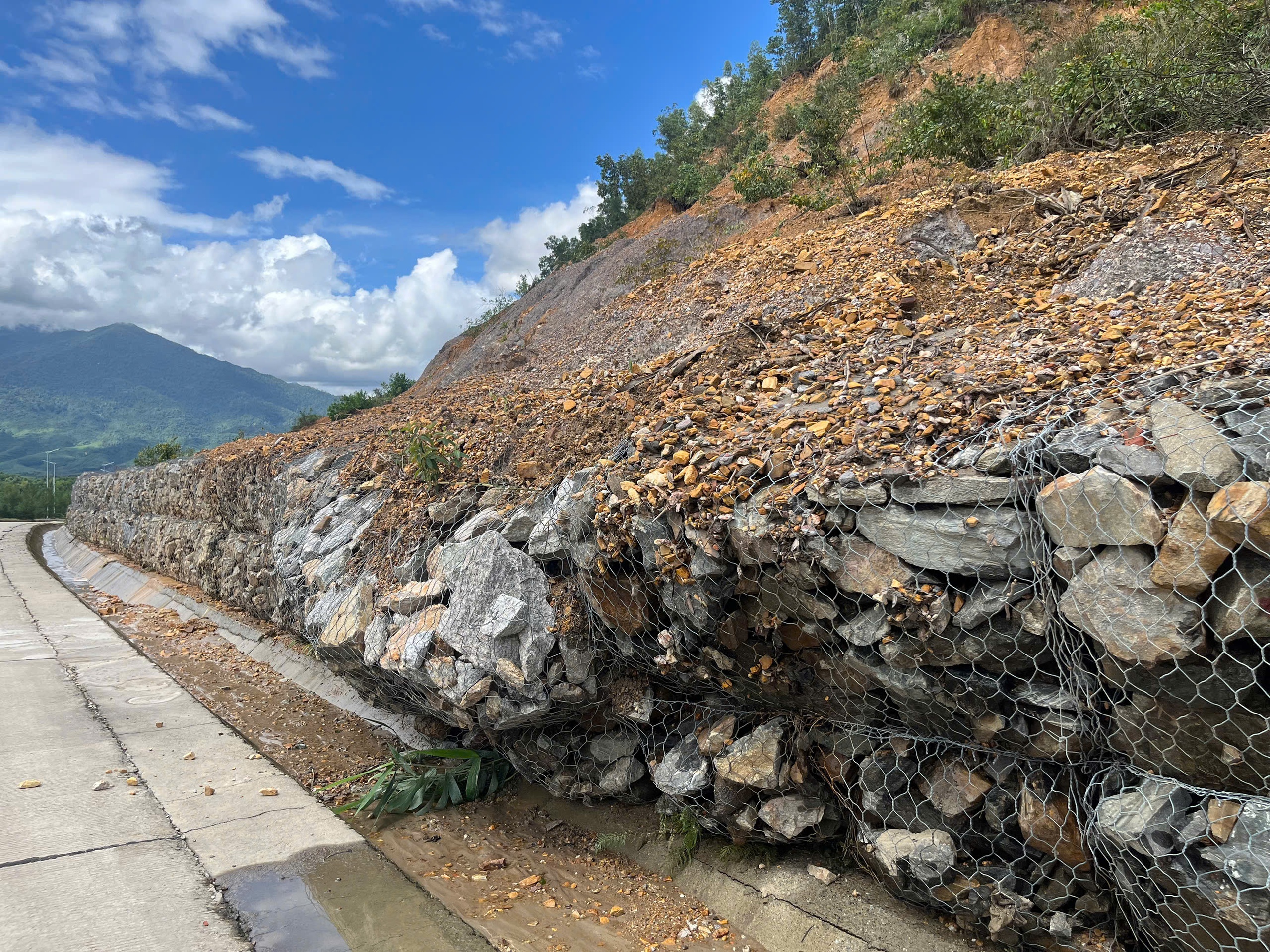 Đường vành đai 1.500 tỉ tại Đà Nẵng tiếp tục sạt lở - Ảnh 4. Đường vành đai 1.500 tỉ tại Đà Nẵng tiếp tục sạt lở - Ảnh 4.