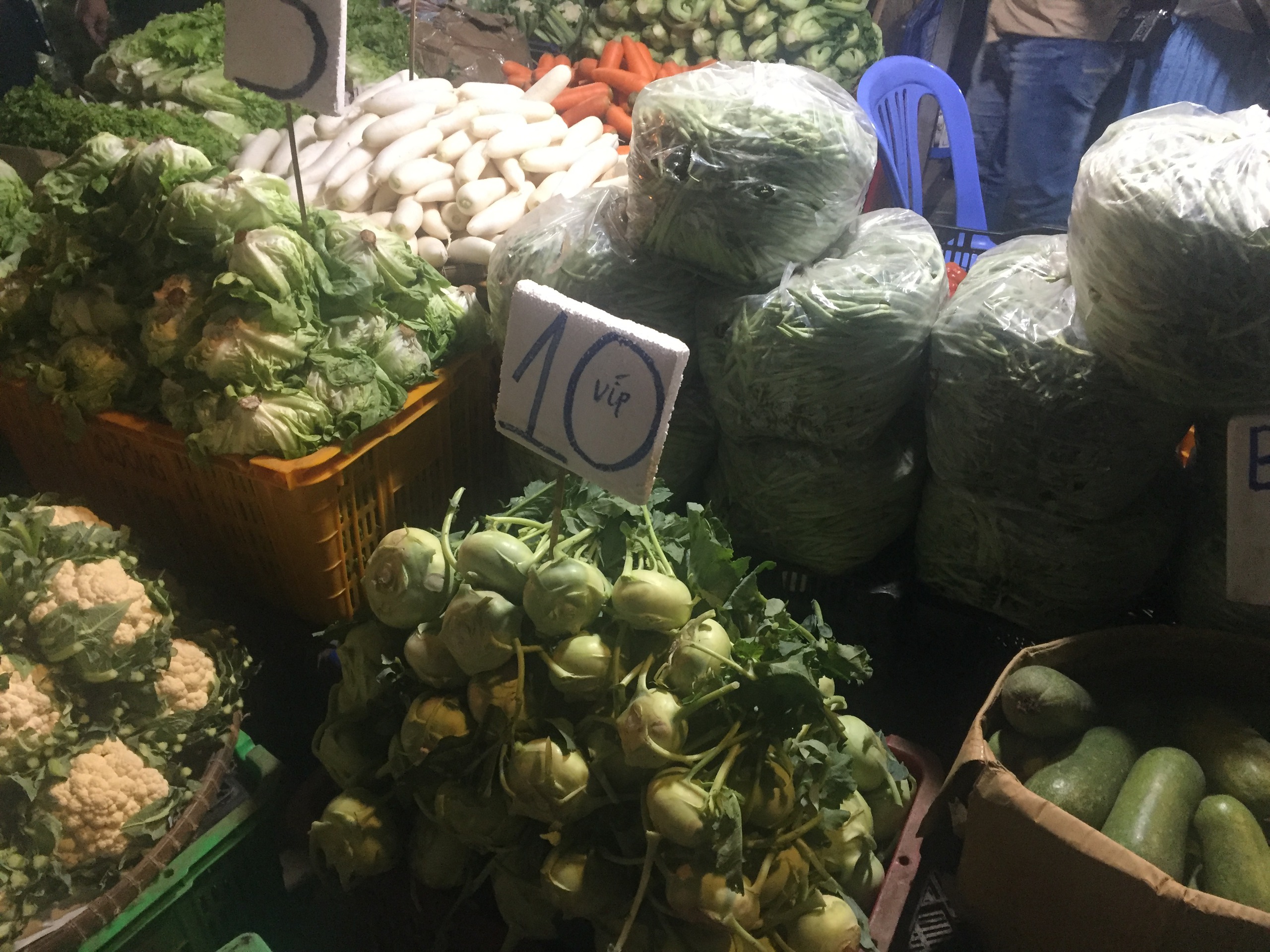 Giá rau ở chợ tăng gấp đôi - Ảnh 1.