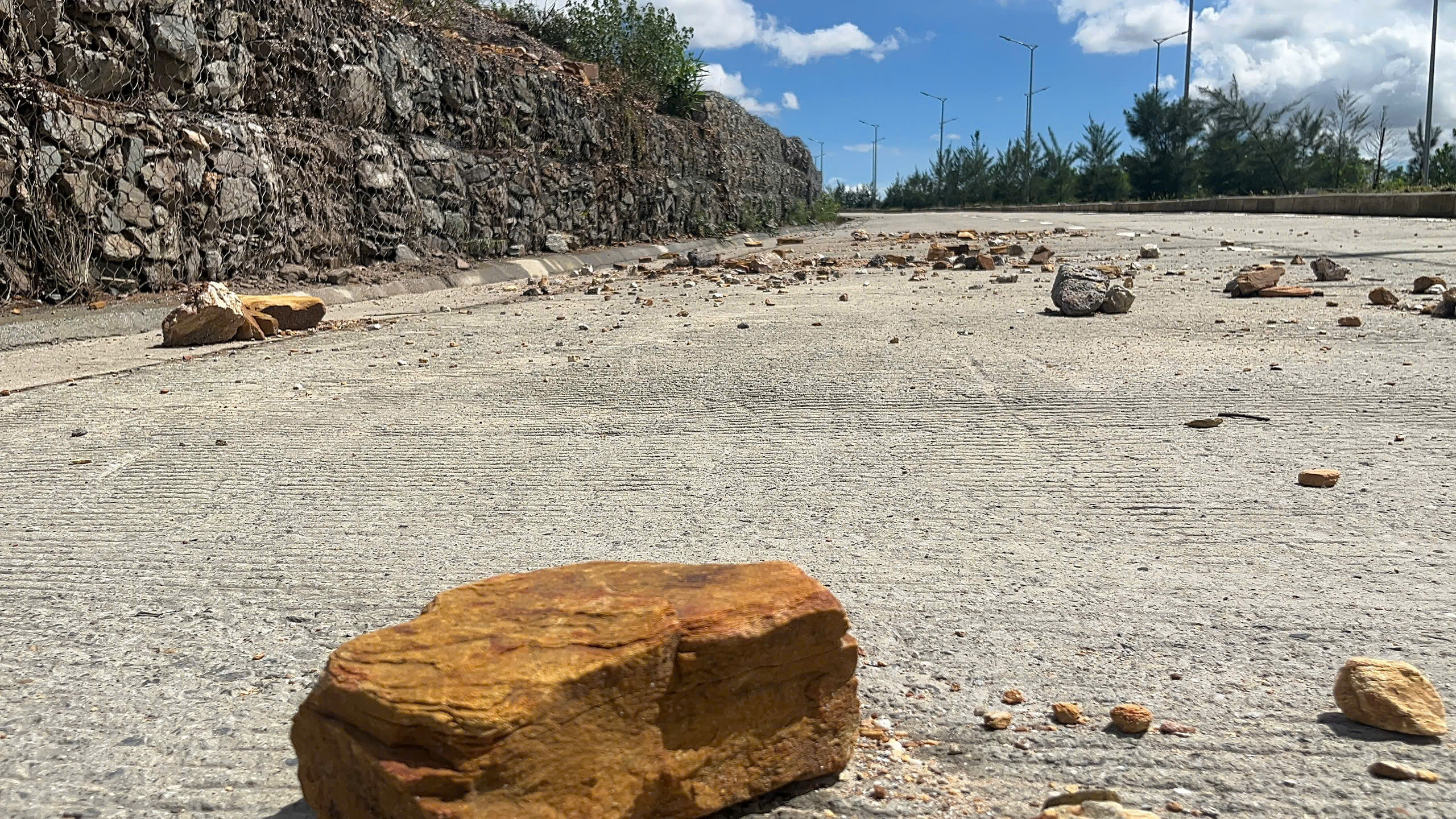 Đường vành đai 1.500 tỉ tại Đà Nẵng tiếp tục sạt lở - Ảnh 5. Đường vành đai 1.500 tỉ tại Đà Nẵng tiếp tục sạt lở - Ảnh 5.