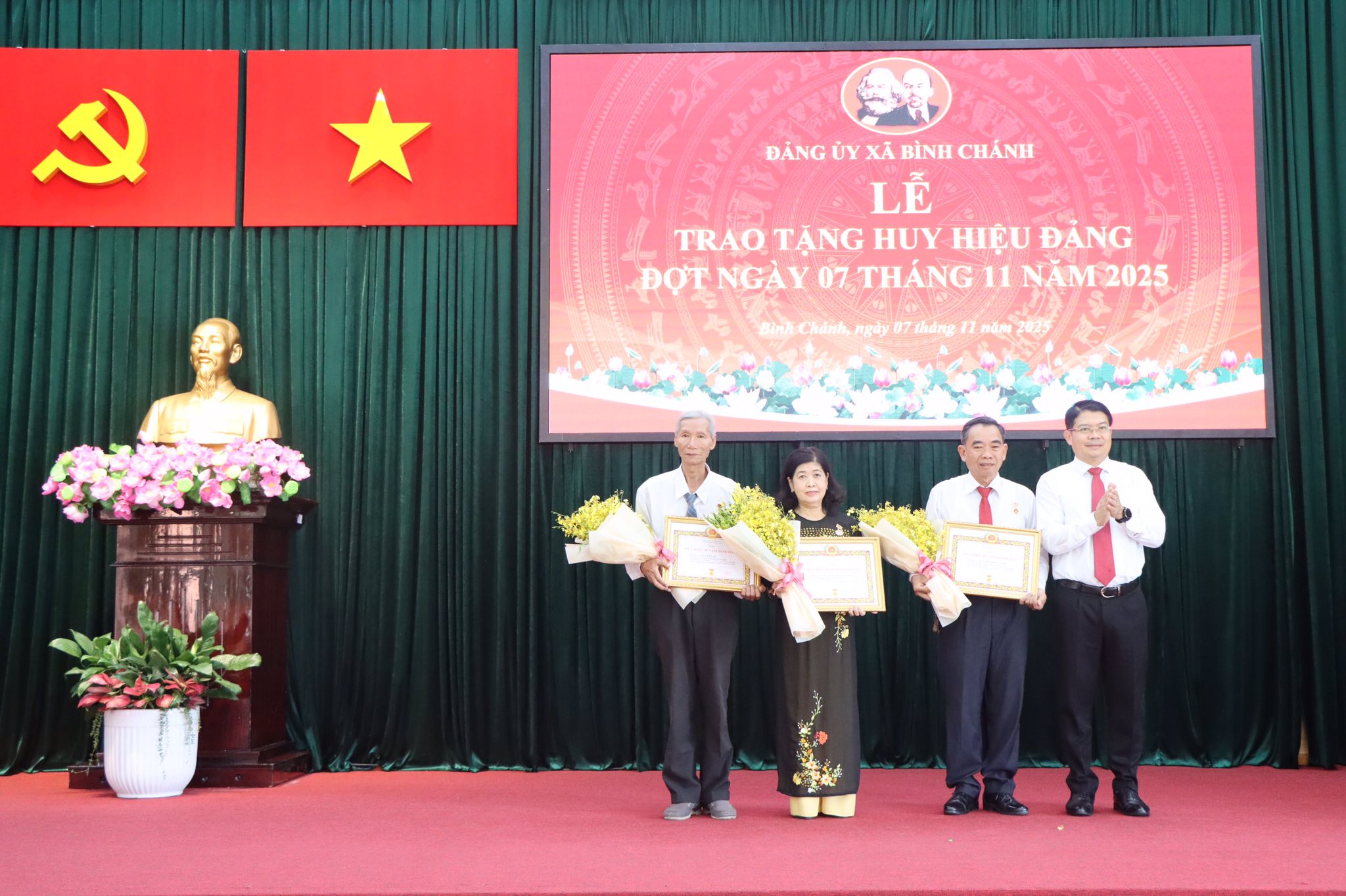 TP HCM: Nhiều địa phương trao tặng Huy hiệu Đảng đợt 7-11 cho đảng viên - Ảnh 3.