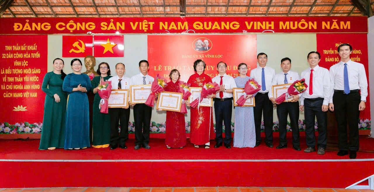 TP HCM: Nhiều địa phương trao tặng Huy hiệu Đảng đợt 7-11 cho đảng viên - Ảnh 6.