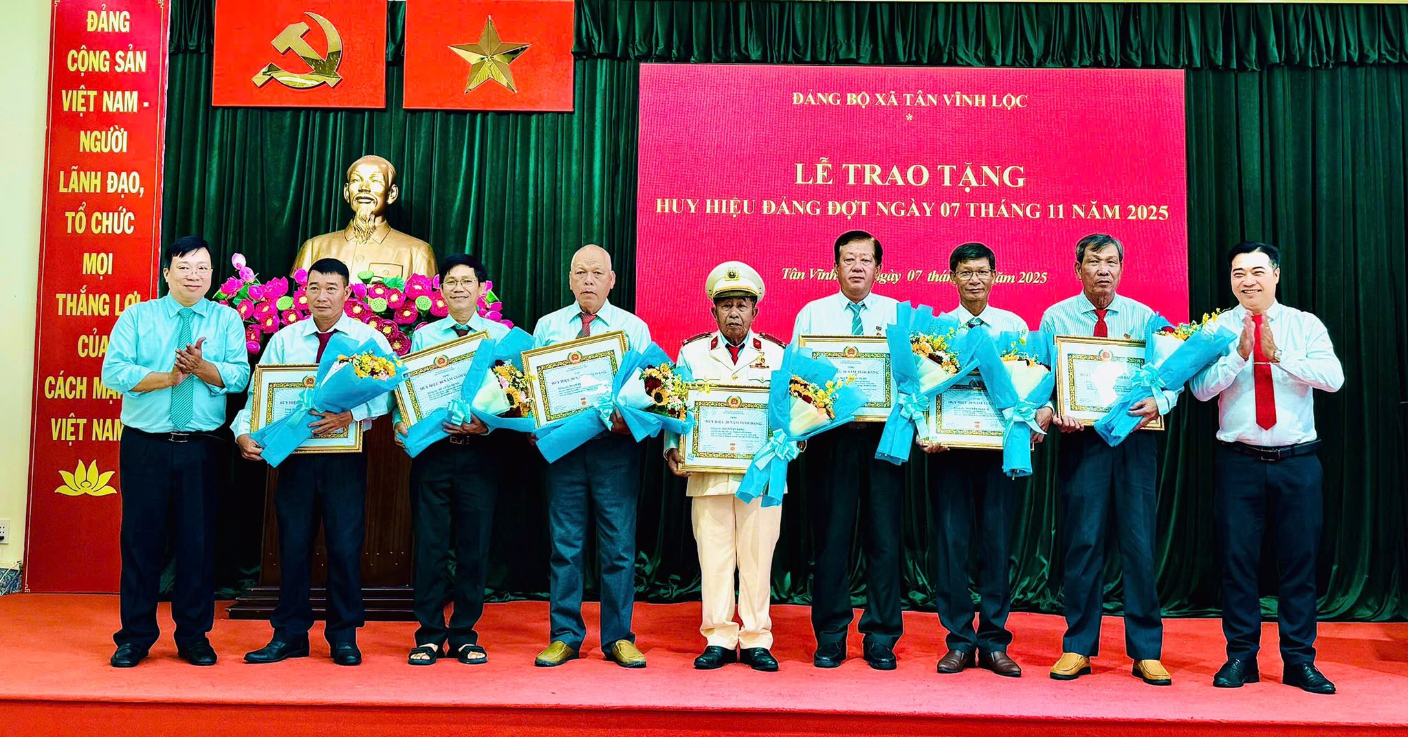 TP HCM: Nhiều địa phương trao tặng Huy hiệu Đảng đợt 7-11 cho đảng viên - Ảnh 2.