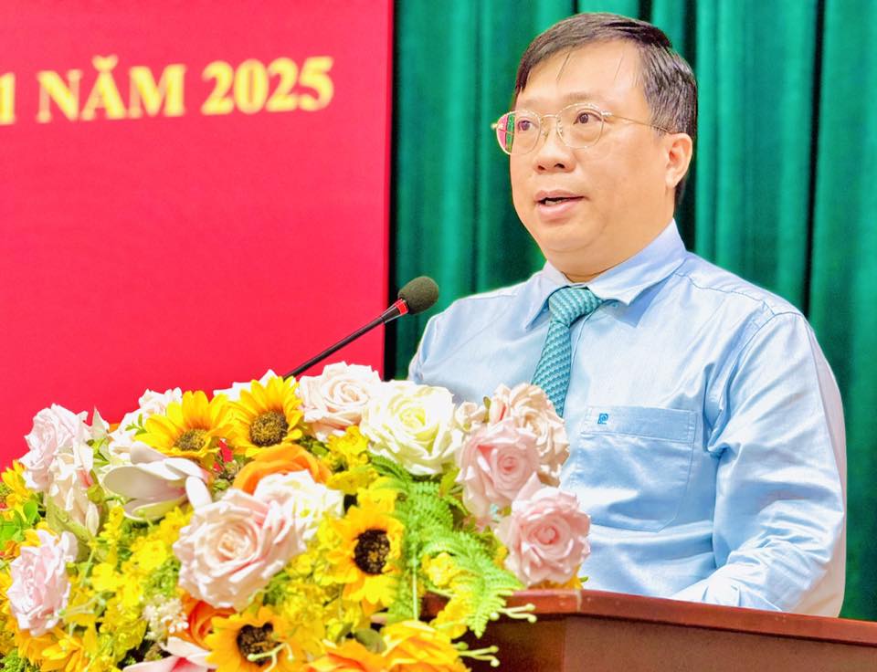 TP HCM: Nhiều địa phương trao tặng Huy hiệu Đảng đợt 7-11 cho đảng viên - Ảnh 1.