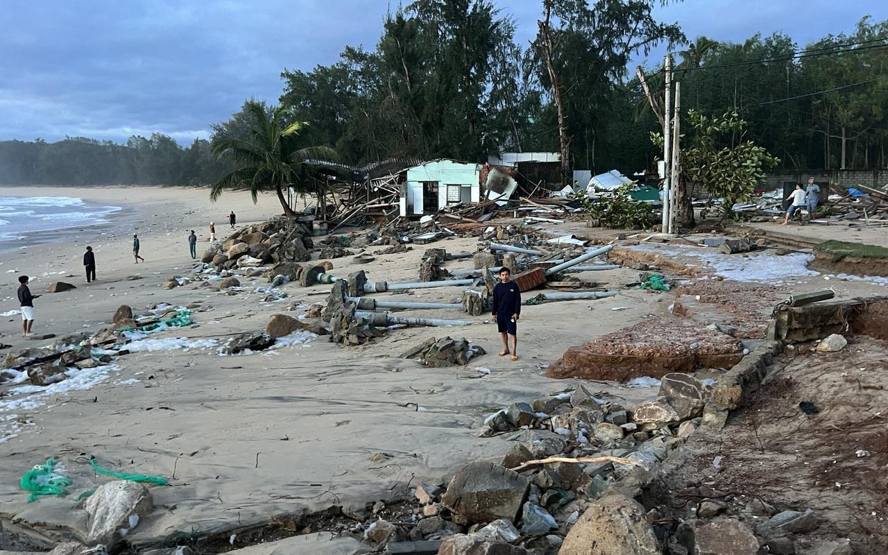 Quảng Ngãi "tan nát" do bão số 13 Kalmaegi kết hợp triều cường cao kỷ lục - Ảnh 4.
