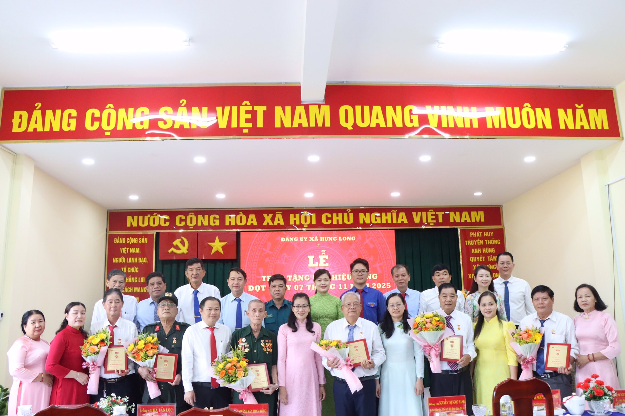 TP HCM: Nhiều địa phương trao tặng Huy hiệu Đảng đợt 7-11 cho đảng viên - Ảnh 4.