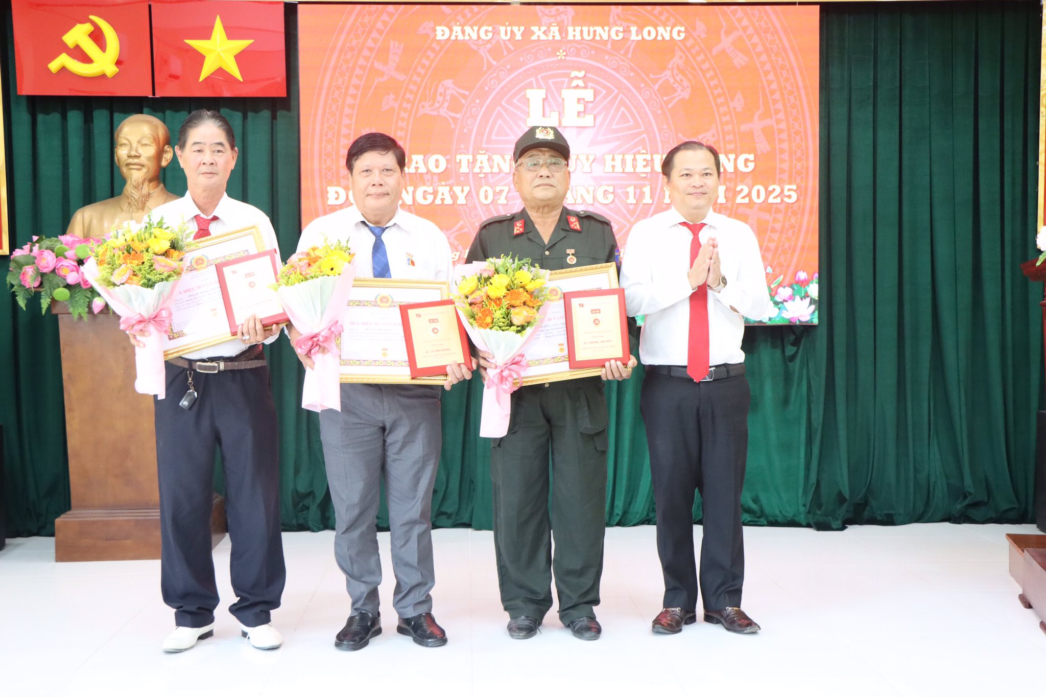 TP HCM: Nhiều địa phương trao tặng Huy hiệu Đảng đợt 7-11 cho đảng viên - Ảnh 5.