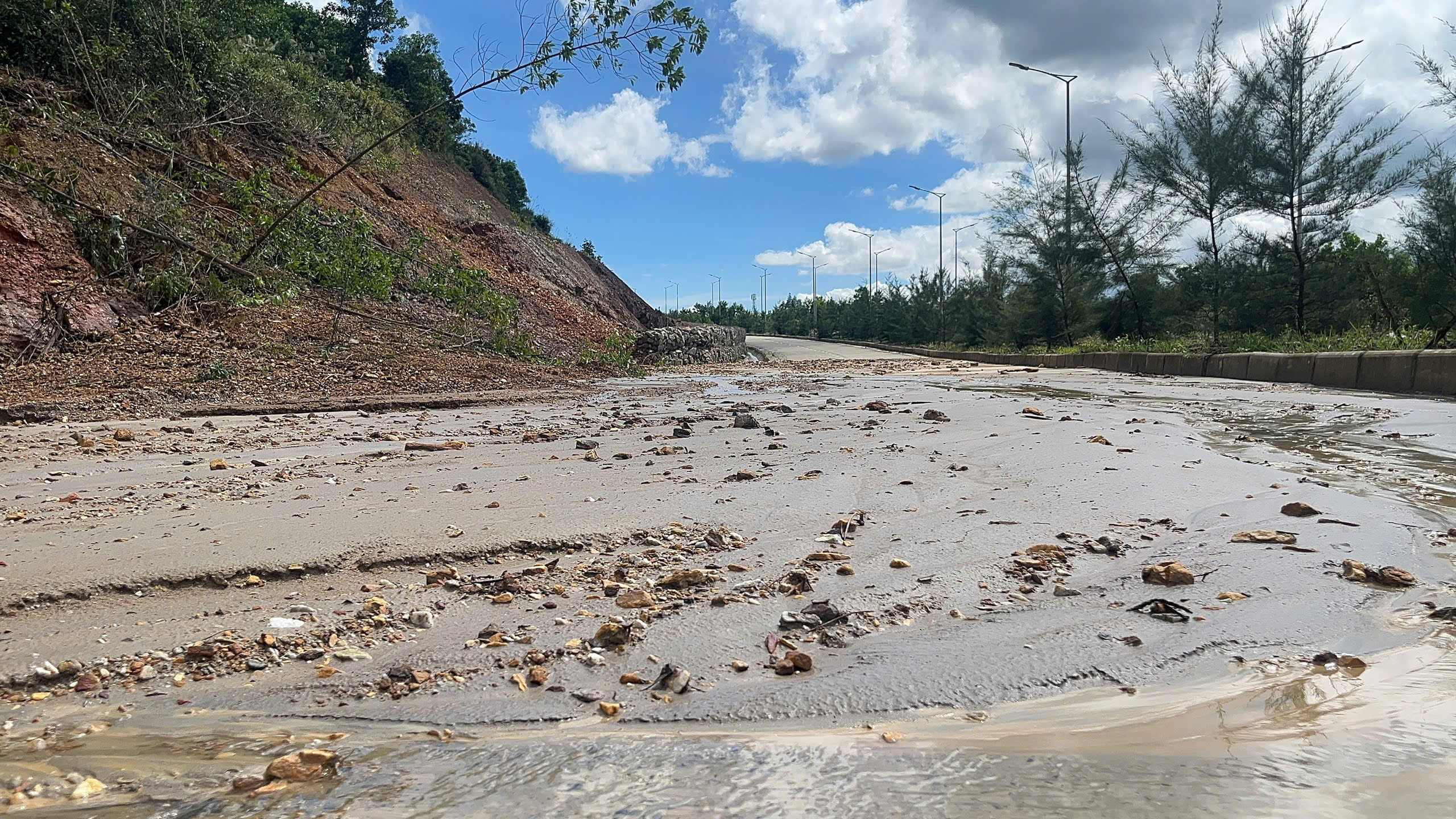 Đường vành đai 1.500 tỉ tại Đà Nẵng tiếp tục sạt lở - Ảnh 6. Đường vành đai 1.500 tỉ tại Đà Nẵng tiếp tục sạt lở - Ảnh 6.