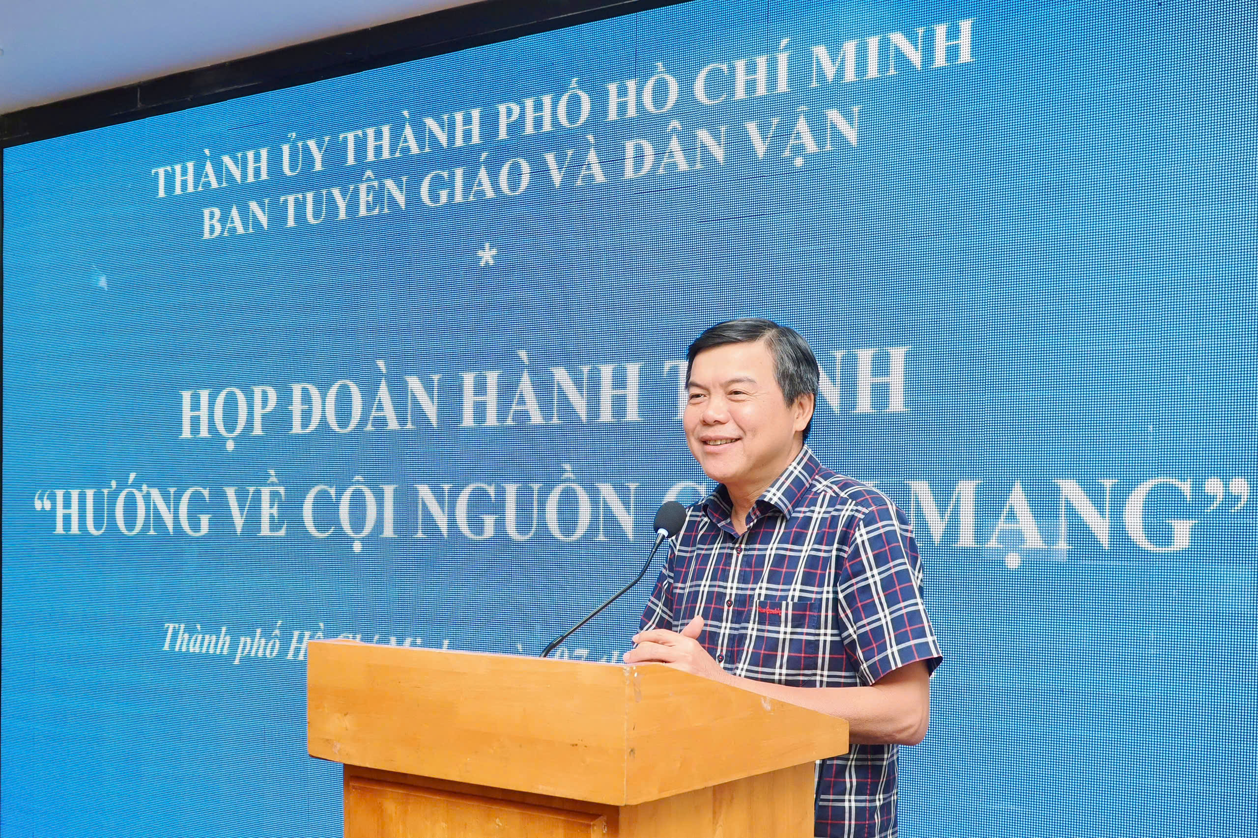 Hơn 100 người làm báo TP HCM tham gia hành trình "Hướng về cội nguồn Cách mạng" - Ảnh 3.