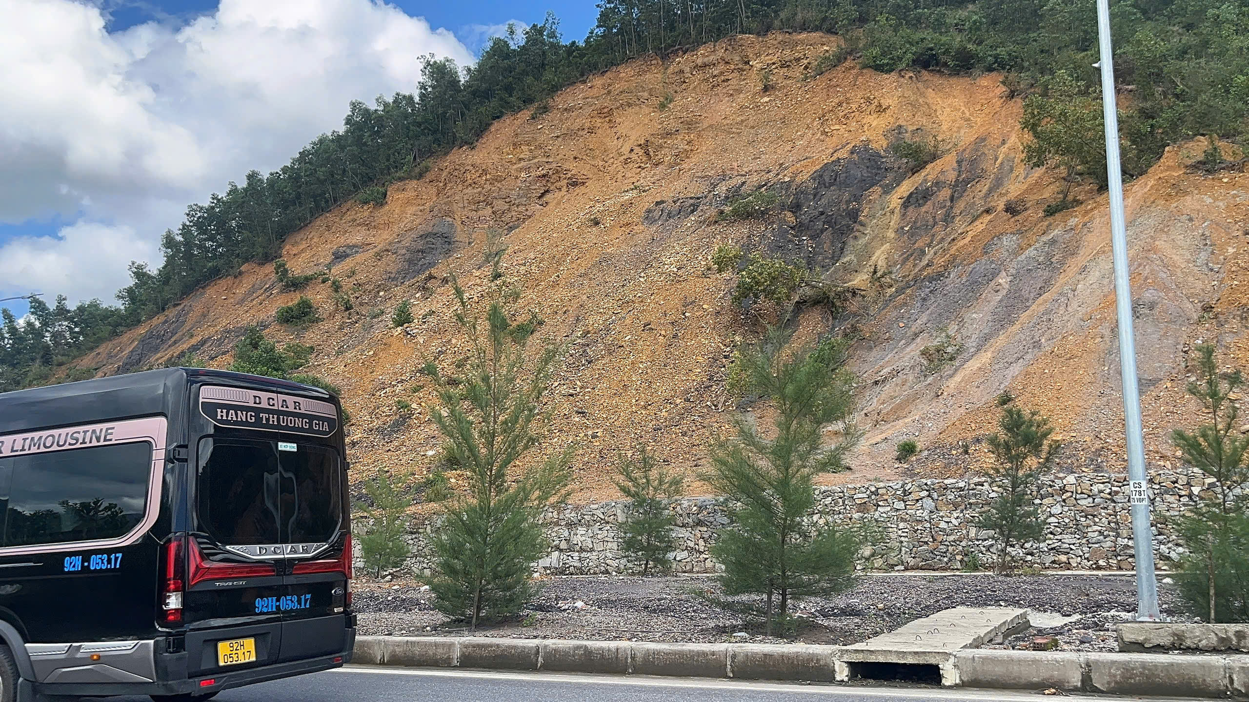 Đường vành đai 1.500 tỉ tại Đà Nẵng tiếp tục sạt lở - Ảnh 8. Đường vành đai 1.500 tỉ tại Đà Nẵng tiếp tục sạt lở - Ảnh 8.