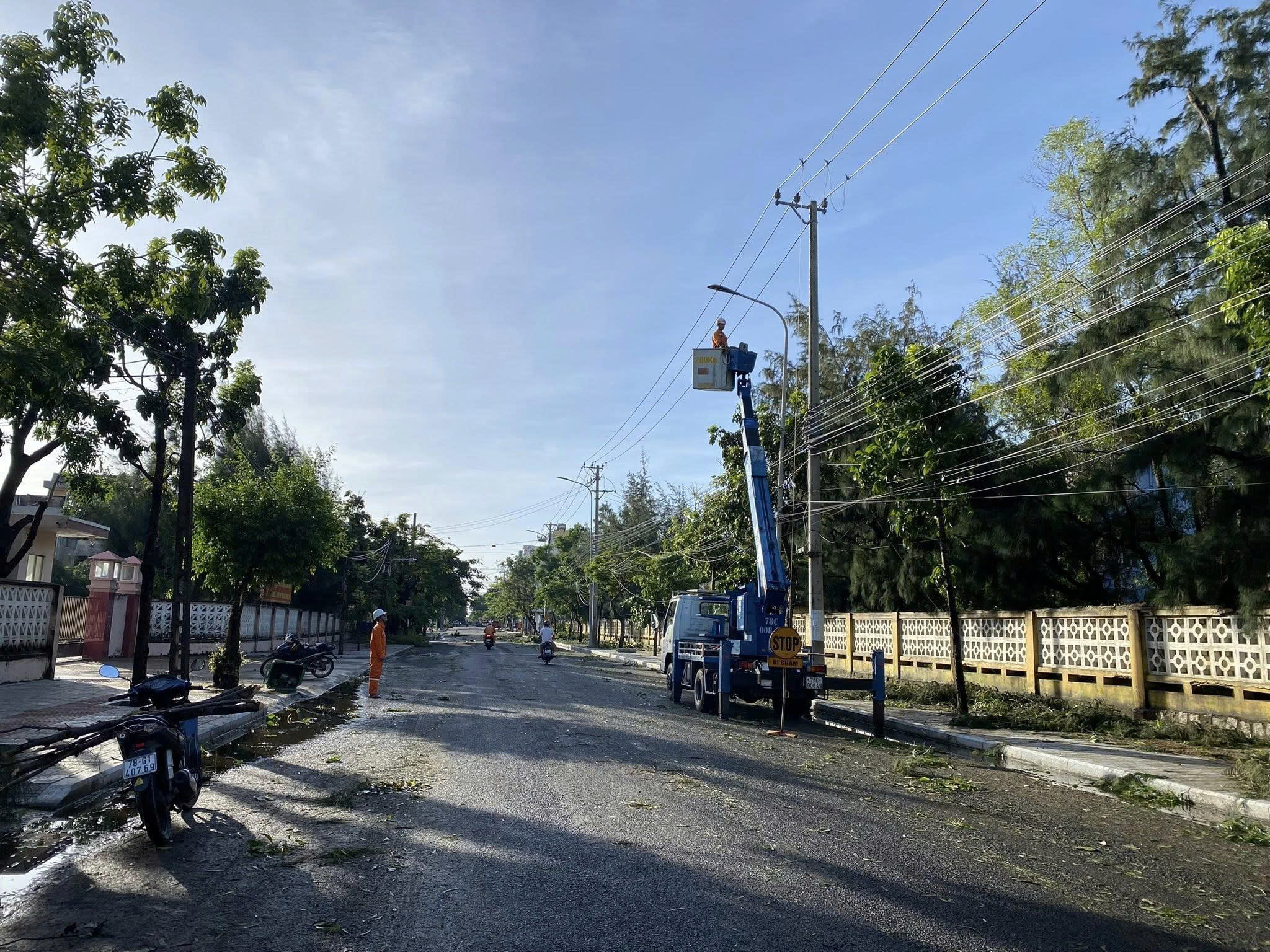 Miền Trung: Hơn 1,6 triệu khách hàng bị mất điện do ảnh hưởng bão số 13 Kalmaegi - Ảnh 8.