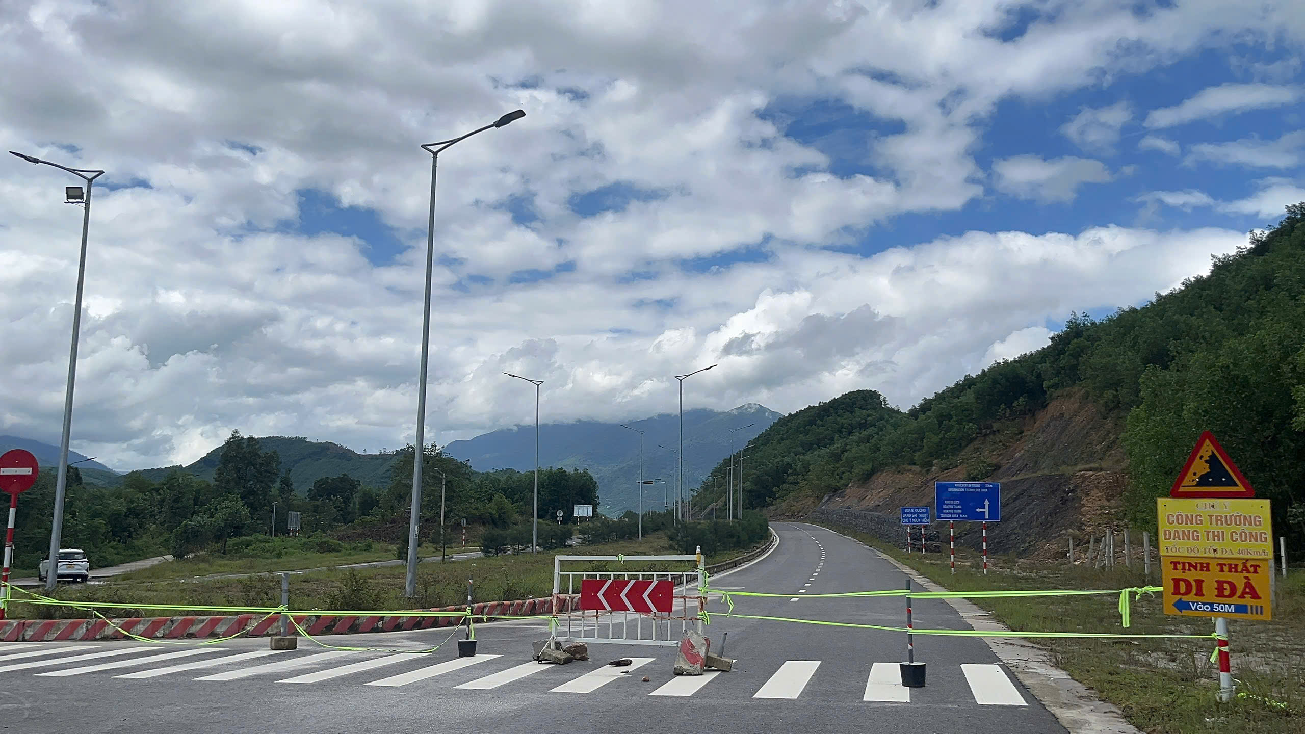 Đường vành đai 1.500 tỉ tại Đà Nẵng tiếp tục sạt lở - Ảnh 7. Đường vành đai 1.500 tỉ tại Đà Nẵng tiếp tục sạt lở - Ảnh 7.