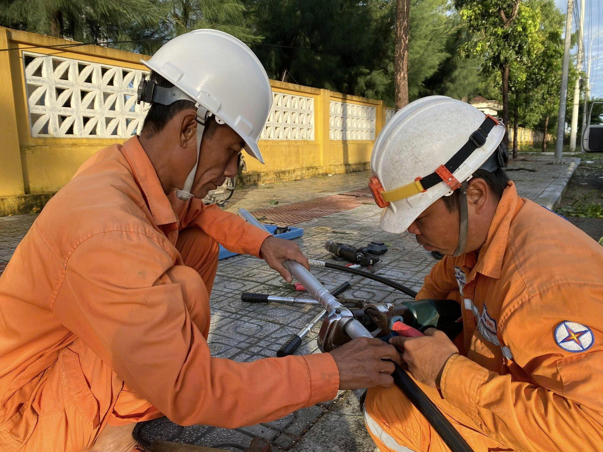 Miền Trung: Hơn 1,6 triệu khách hàng bị mất điện do ảnh hưởng bão số 13 Kalmaegi - Ảnh 9.