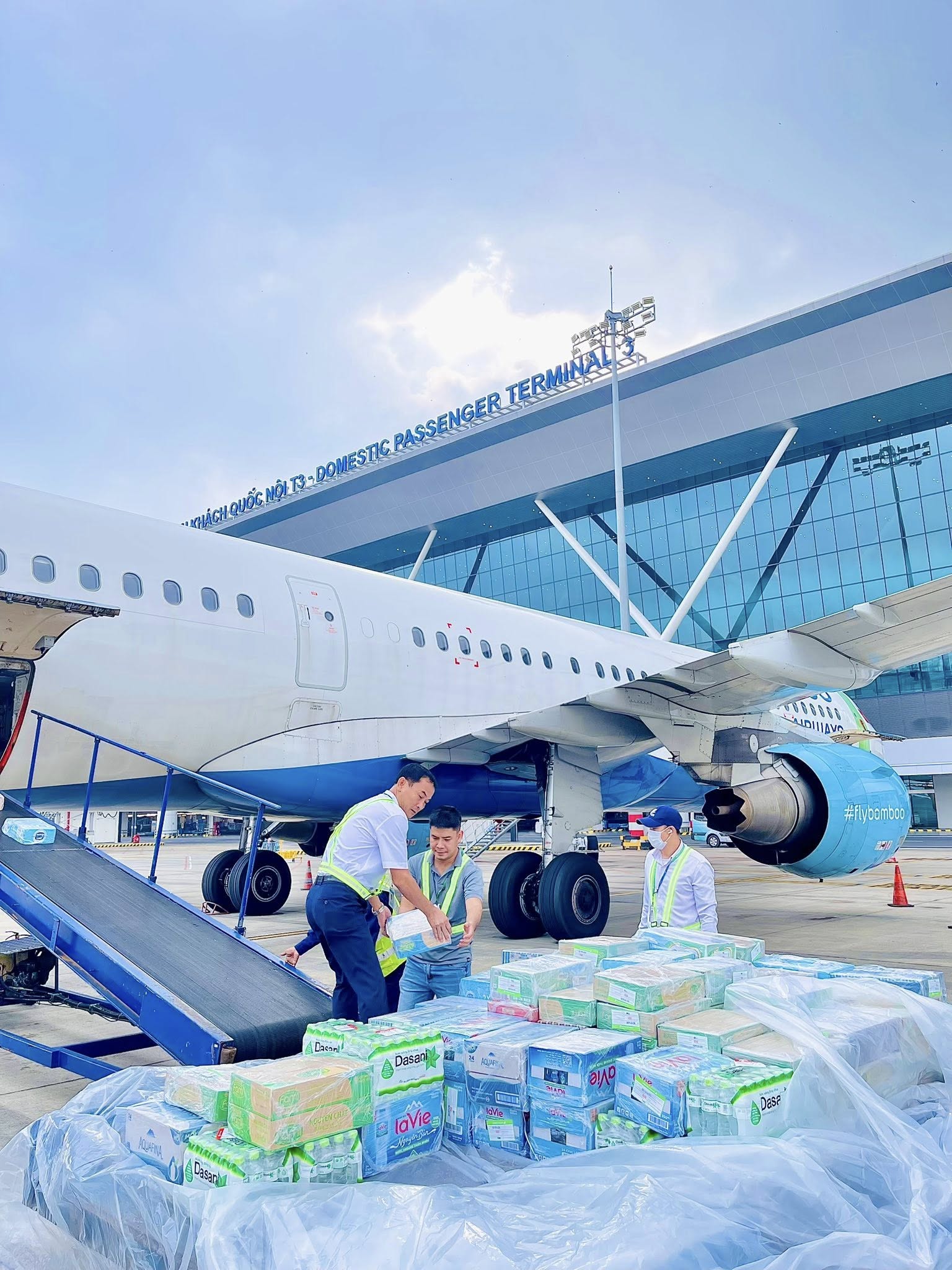 Liên tiếp những chuyến bay miễn phí vận chuyển hàng cứu trợ về miền Trung - Ảnh 5.