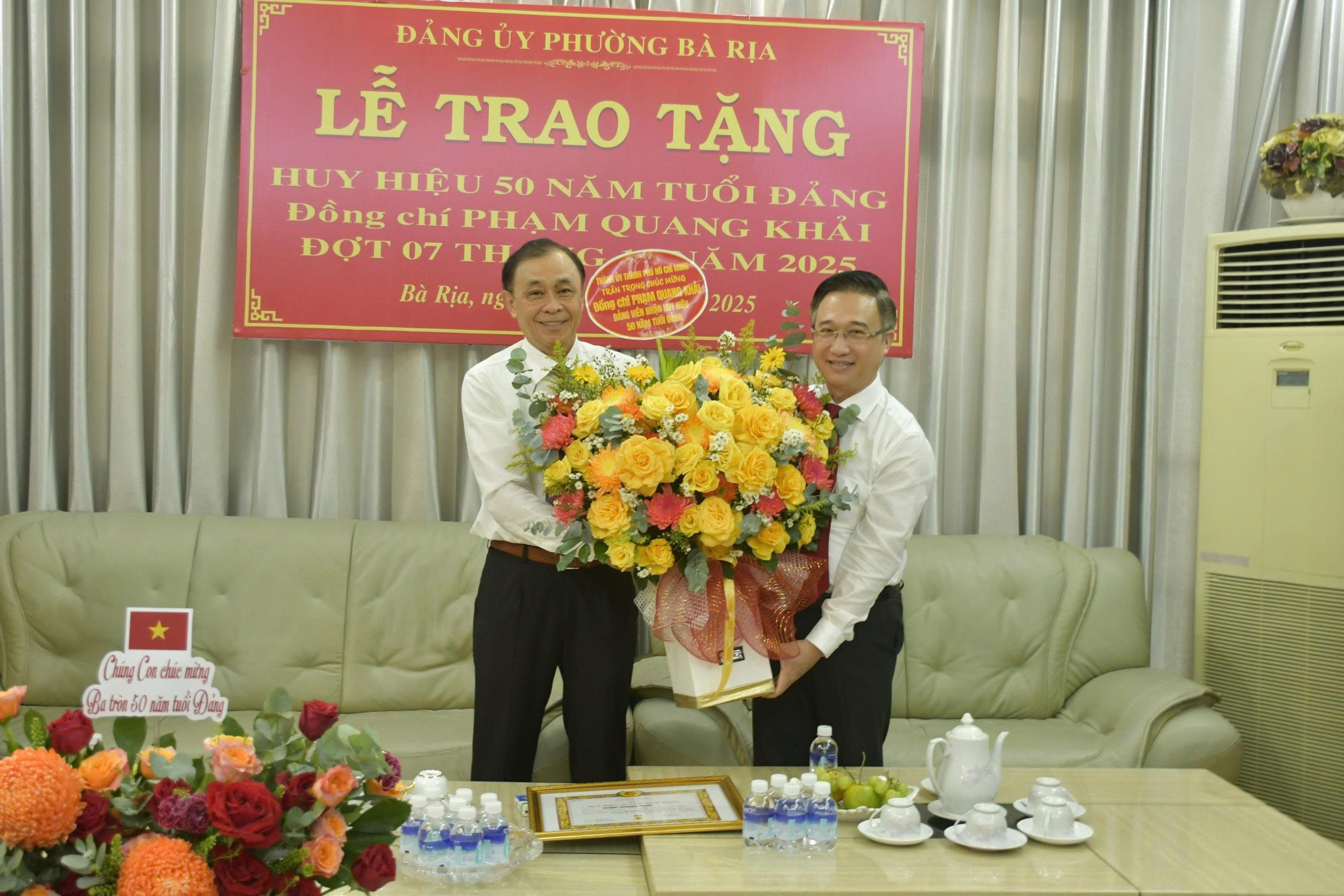 Trao Huy hiệu 50 năm tuổi Đảng cho nguyên Phó Bí thư Thường trực Tỉnh ủy Bà Rịa - Vũng Tàu - Ảnh 2.