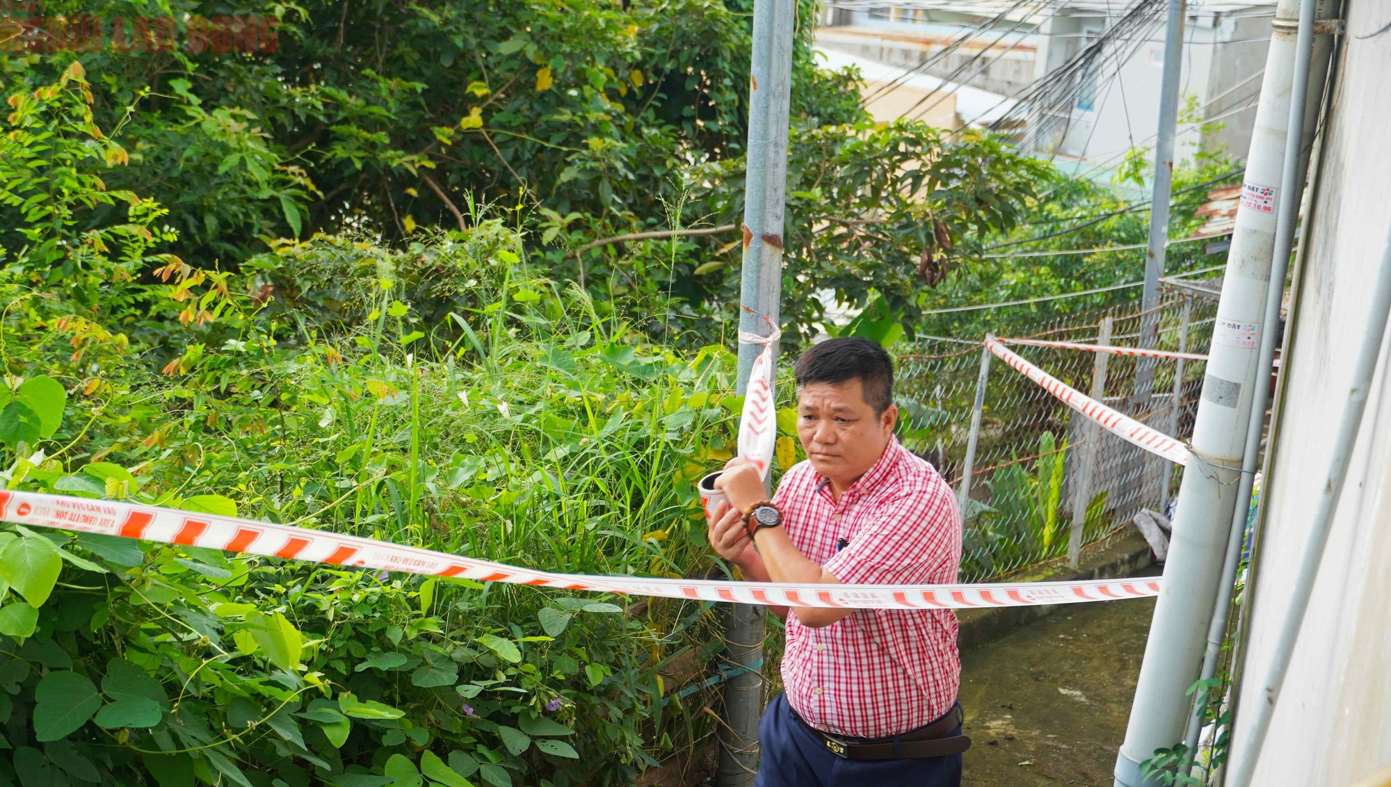 Cận cảnh khu vực nguy cơ sạt lở khiến 81 người ở Vũng Tàu phải di dời trong đêm - Ảnh 1.