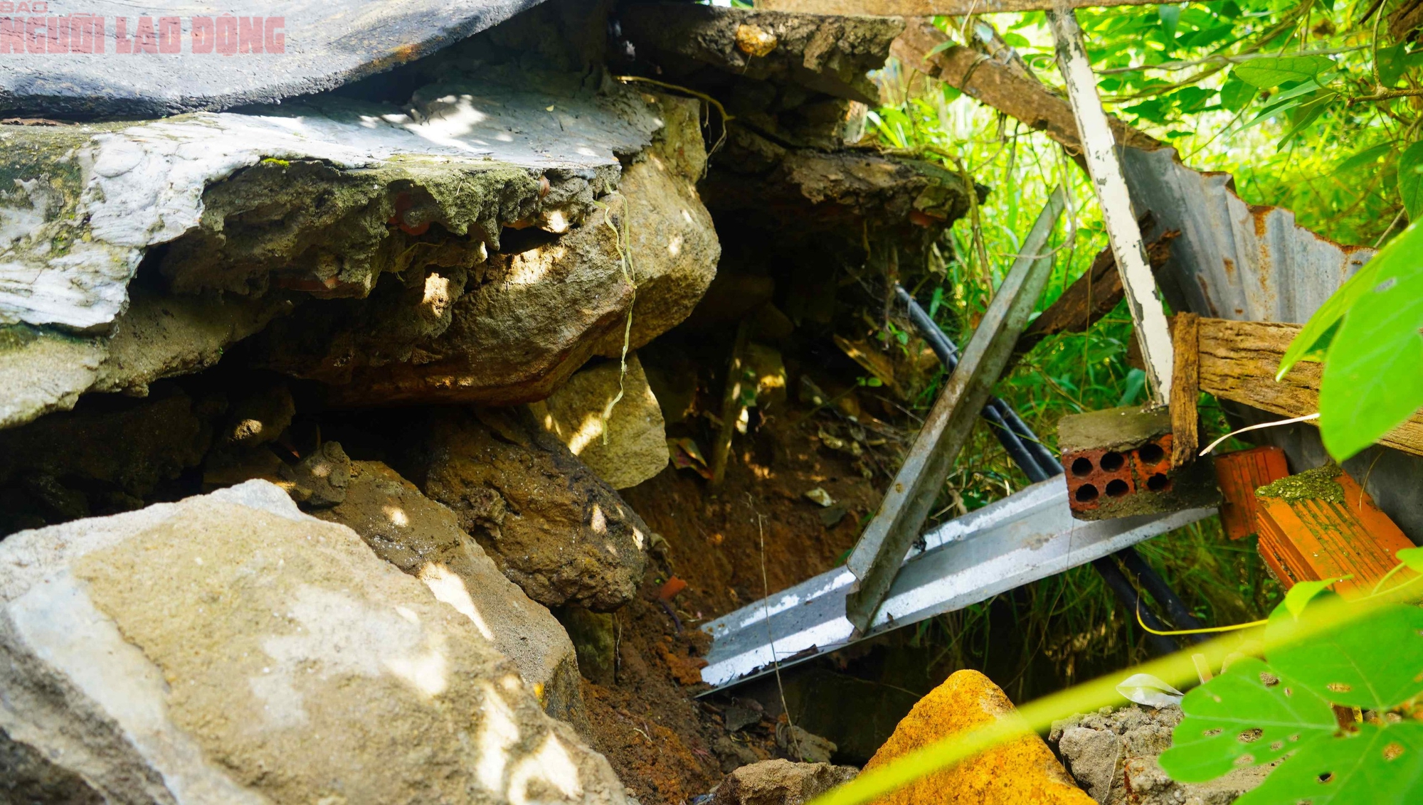 Cận cảnh khu vực nguy cơ sạt lở khiến 81 người ở Vũng Tàu phải di dời trong đêm - Ảnh 2.