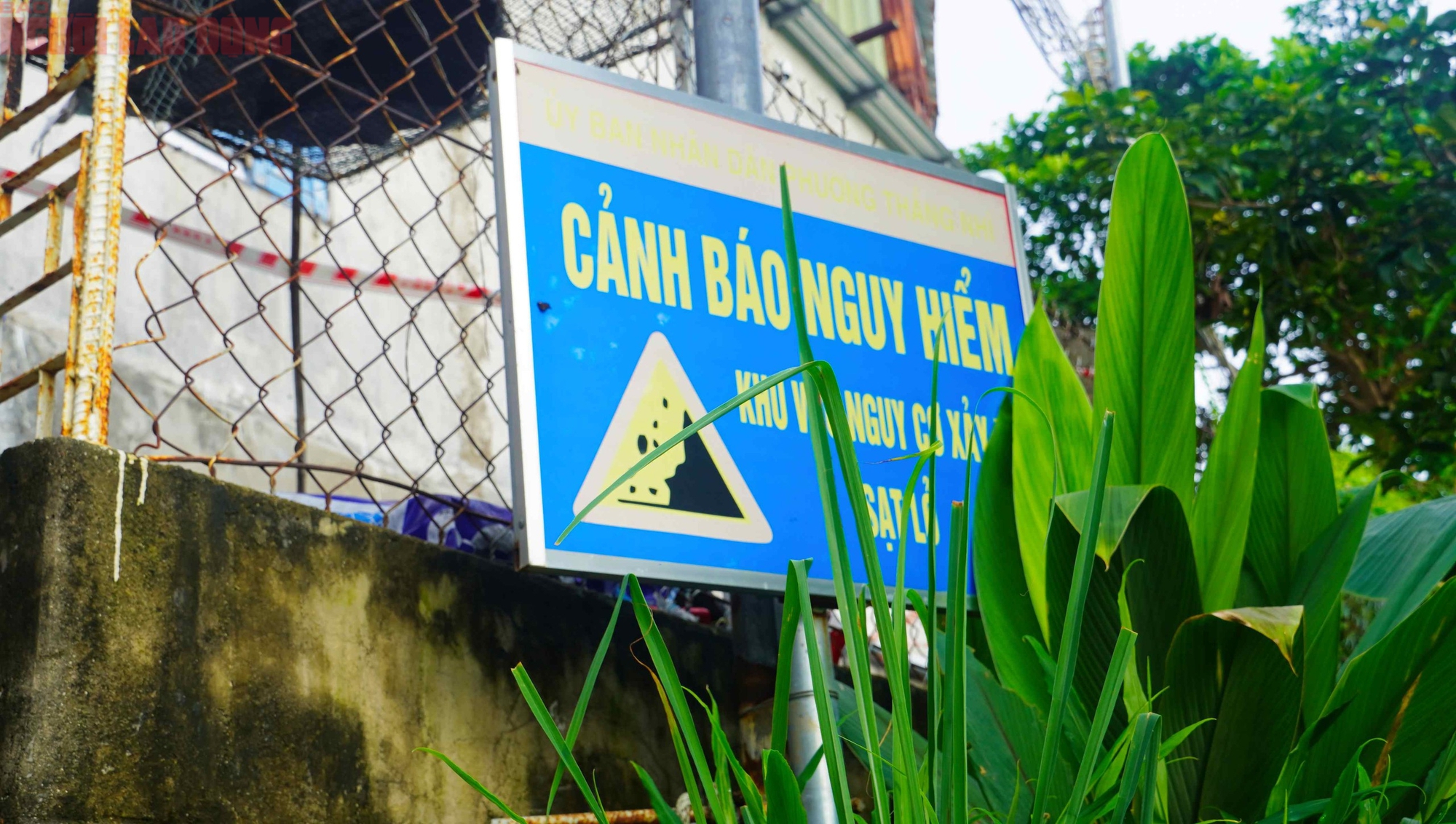 Cận cảnh khu vực nguy cơ sạt lở khiến 81 người ở Vũng Tàu phải di dời trong đêm - Ảnh 3.