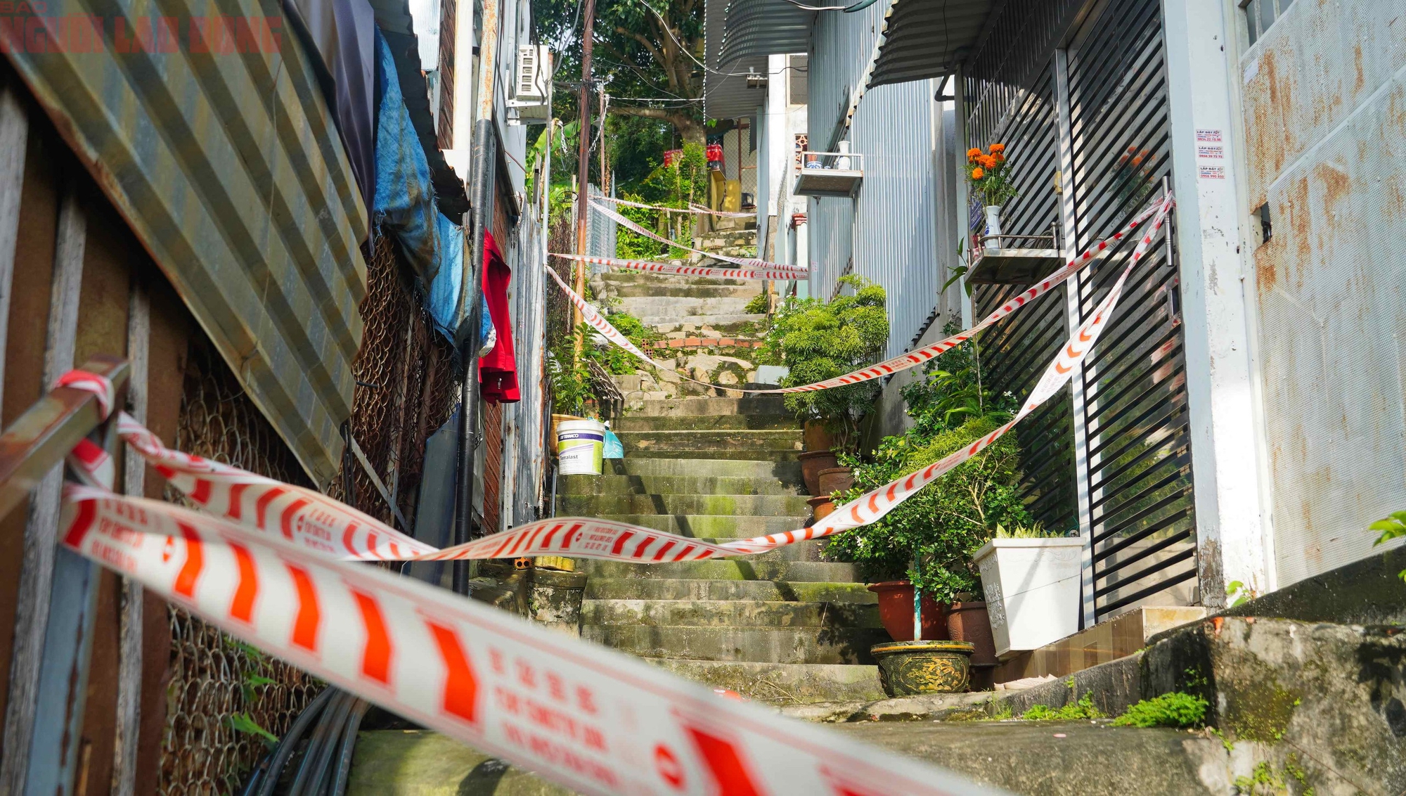 Cận cảnh khu vực nguy cơ sạt lở khiến 81 người ở Vũng Tàu phải di dời trong đêm - Ảnh 5.