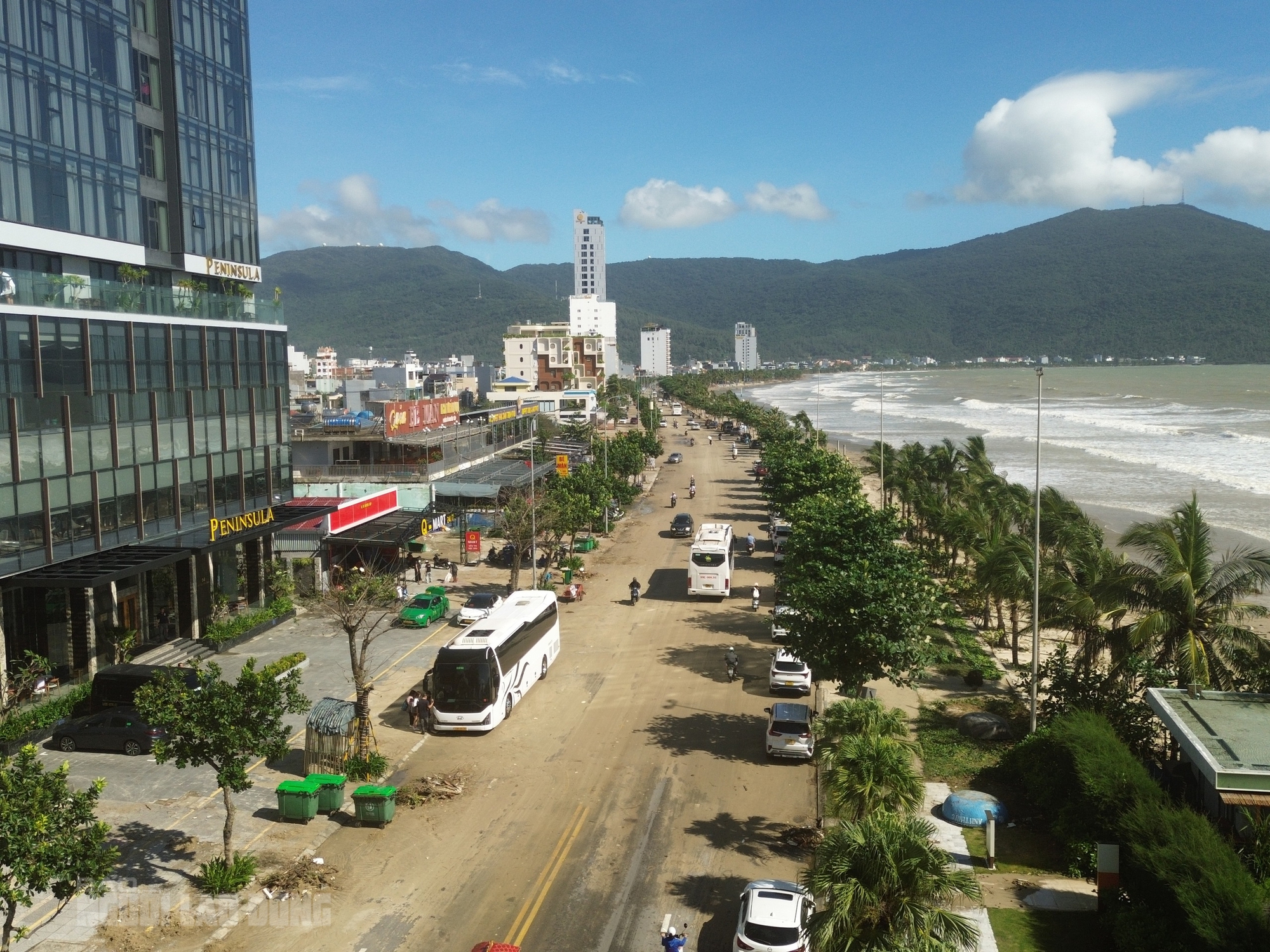 Hình ảnh bãi biển Đà Nẵng ngổn ngang sau bão số 13 Kalmaegi - Ảnh 1.