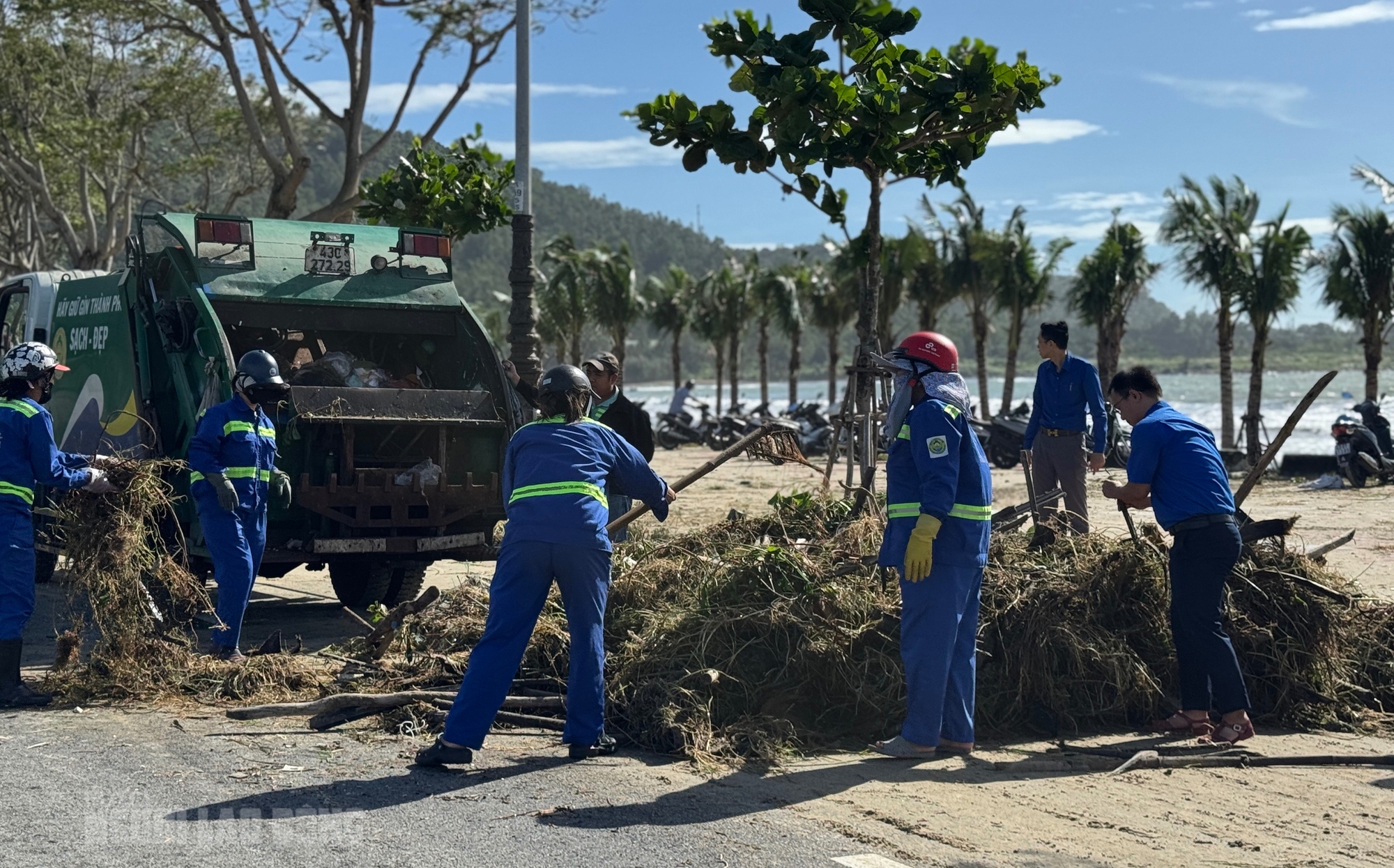 Hình ảnh bãi biển Đà Nẵng ngổn ngang sau bão số 13 Kalmaegi - Ảnh 4.