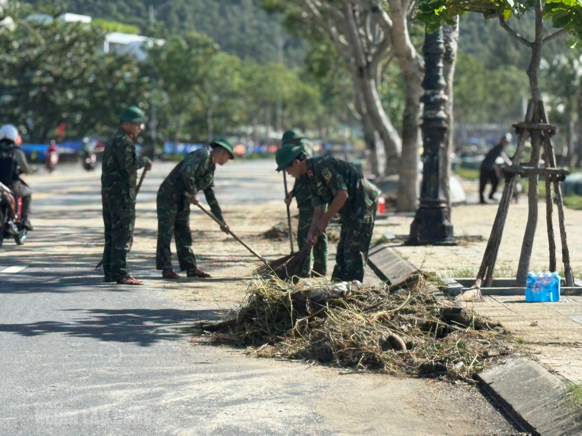 Hình ảnh bãi biển Đà Nẵng ngổn ngang sau bão số 13 Kalmaegi - Ảnh 8.
