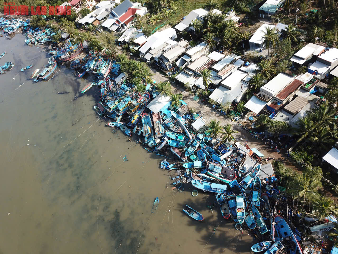 Người dân ngao ngán nhìn hàng trăm chiếc tàu sếp chồng lên nhau sau bão số 13 - Ảnh 1.